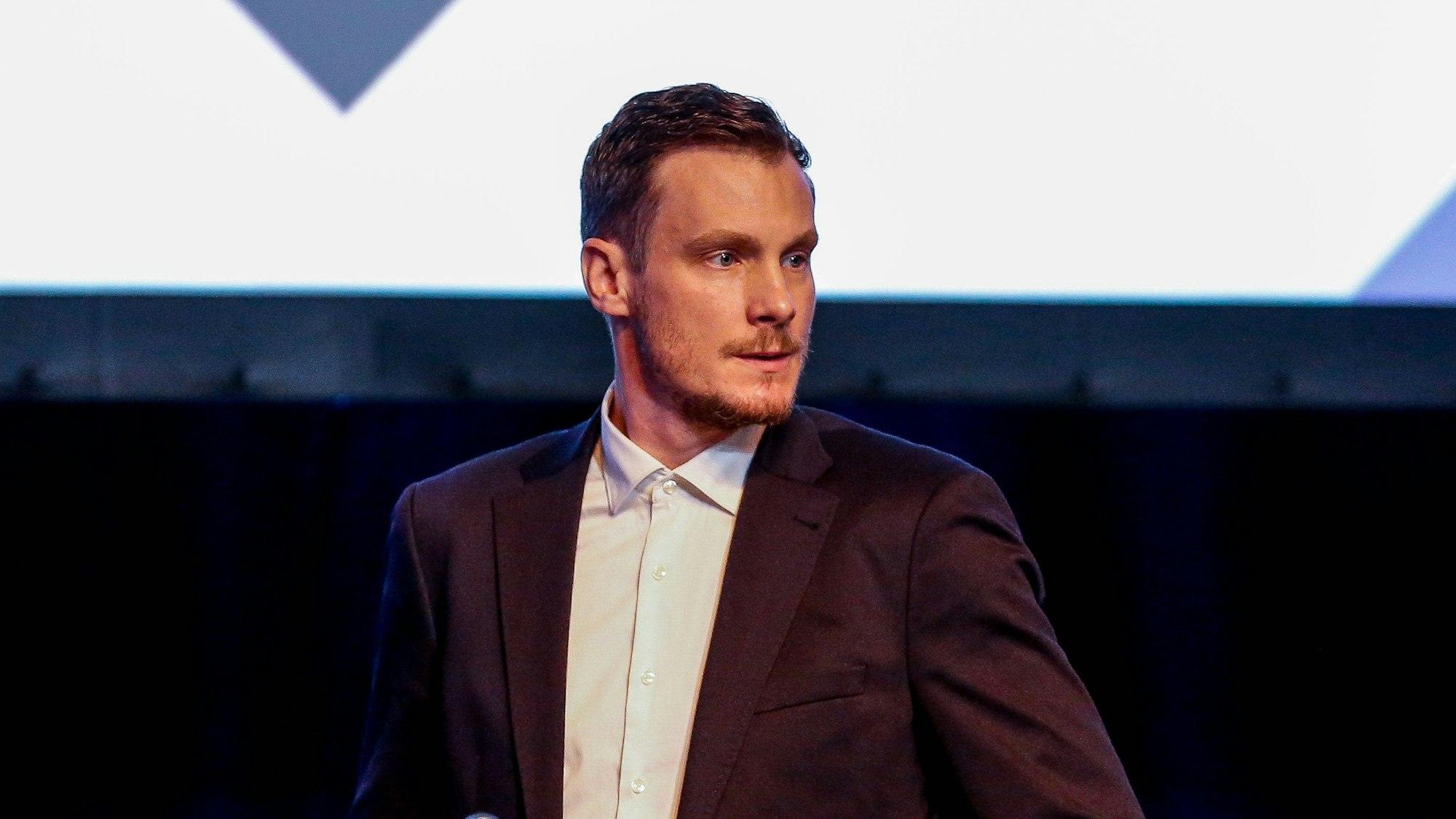 Marcell Jansen bei einer Veranstaltung des Hamburger SV auf der Bühne.