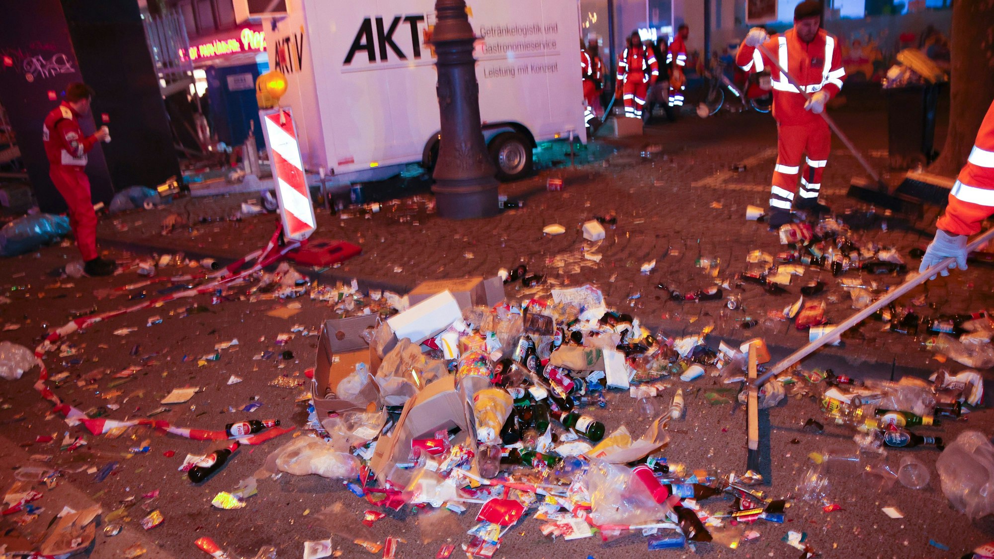 Mitarbeitende der AWB säubern an Rosenmontag (3. März 2025) den Zugweg.