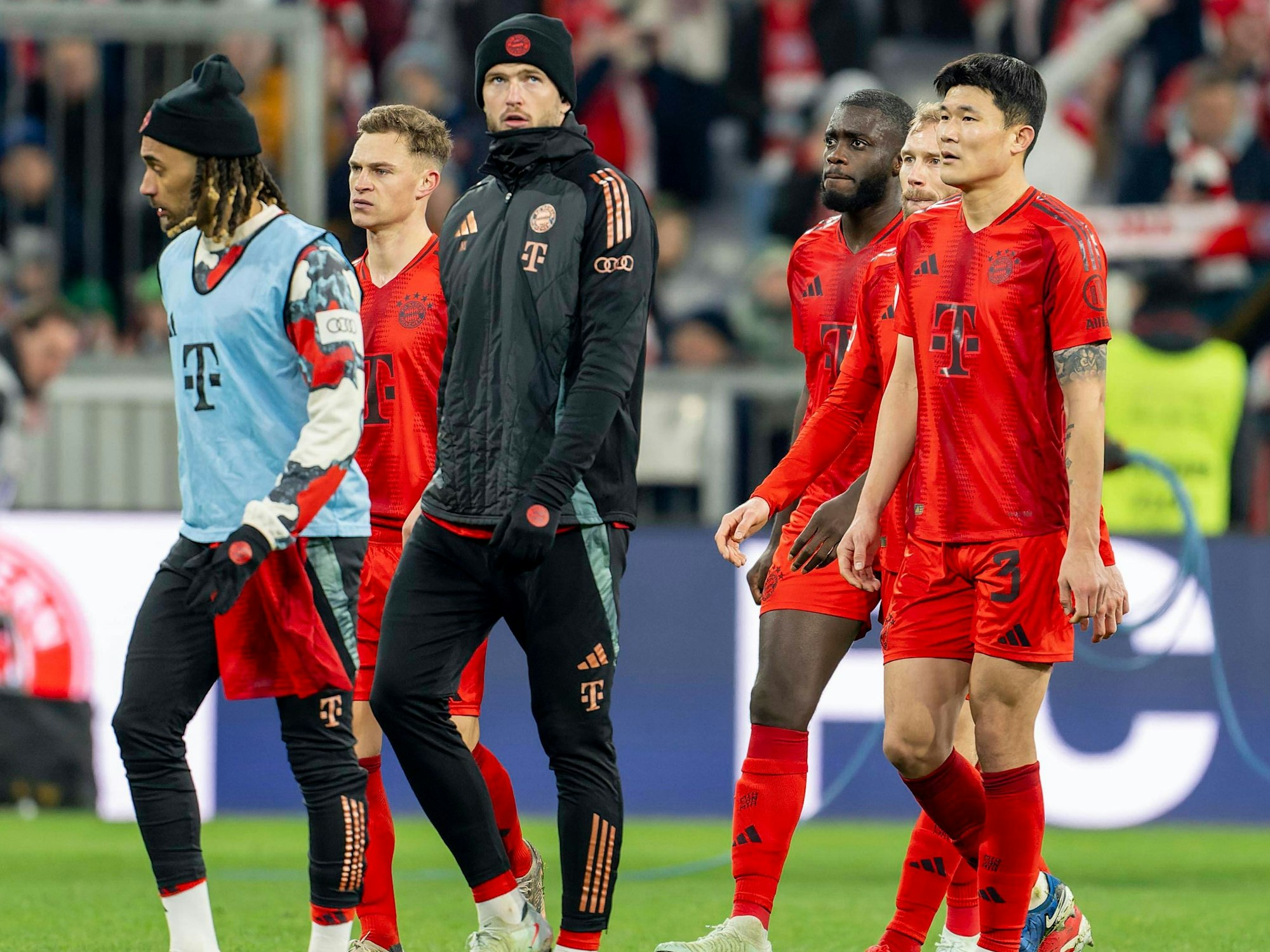 Sacha Boey, Joshua Kimmich, Eric Dier, Dayot Upamecano, Konrad Laimer und Minjae Kim nach dem knappen Sieg gegen Holstein Kiel.