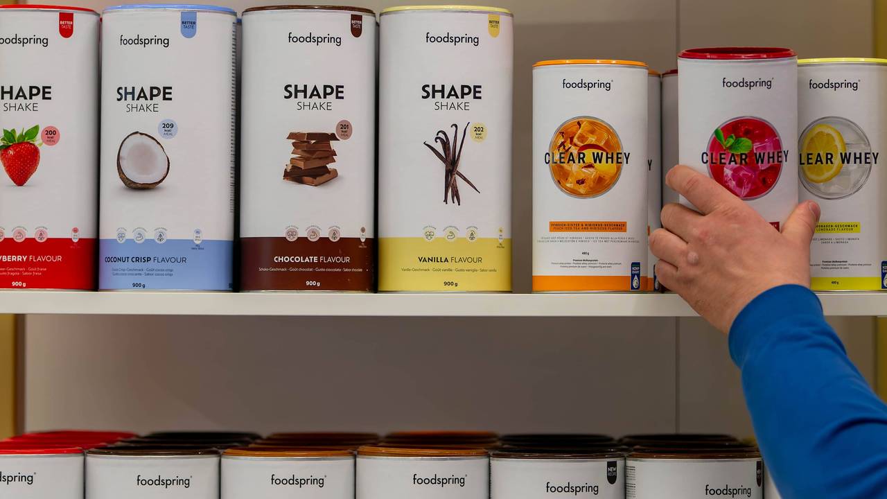 Die Produkte von foodspring hier im April 2024 auf der FIBO-Messe in Köln zu sehen) werden aus den Regalen genommen.