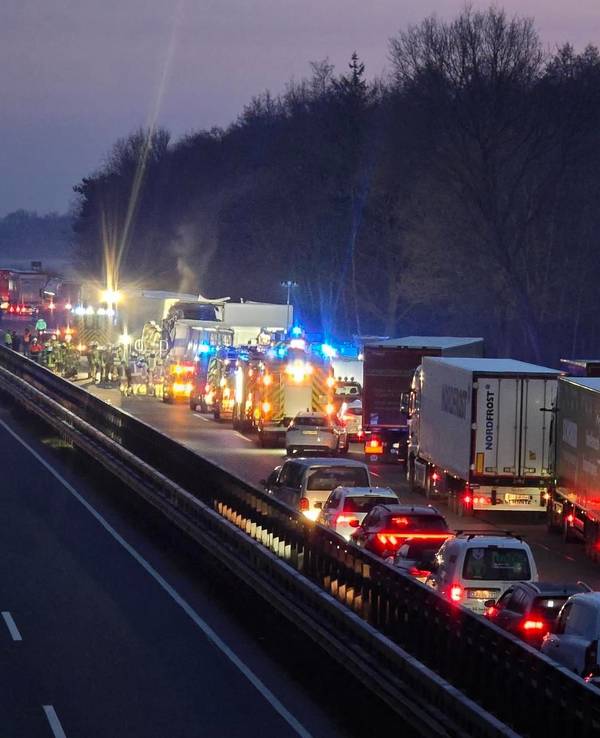 Fahrzeuge stauen sich am 4. März 2025 nach Unfällen auf der Autobahn 1 bei Dinklage. Nach Unfällen sind dort drei Menschen gestorben.