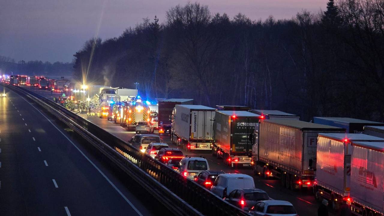 Fahrzeuge stauen sich am 4. März 2025 nach Unfällen auf der Autobahn 1 bei Dinklage. Nach Unfällen sind dort drei Menschen gestorben.