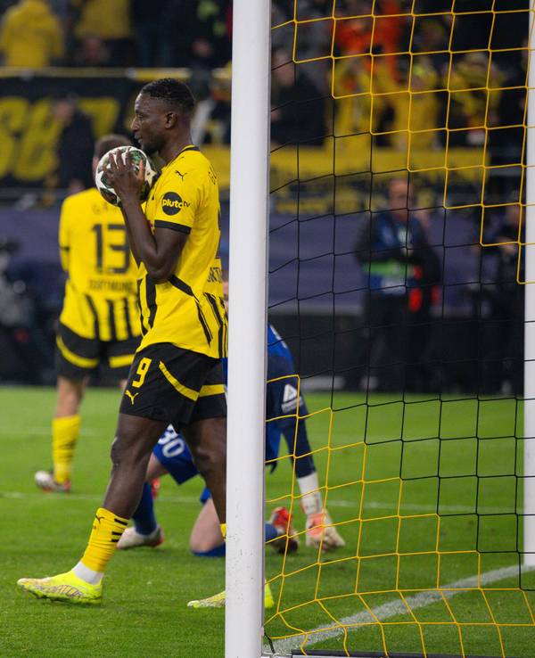 Serhou Guirassy holt den Ball aus dem Tor.