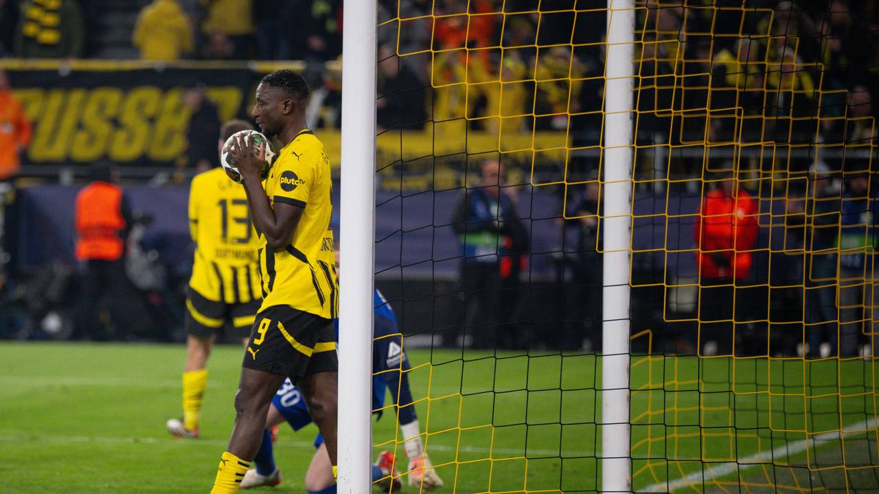 Serhou Guirassy holt den Ball aus dem Tor.