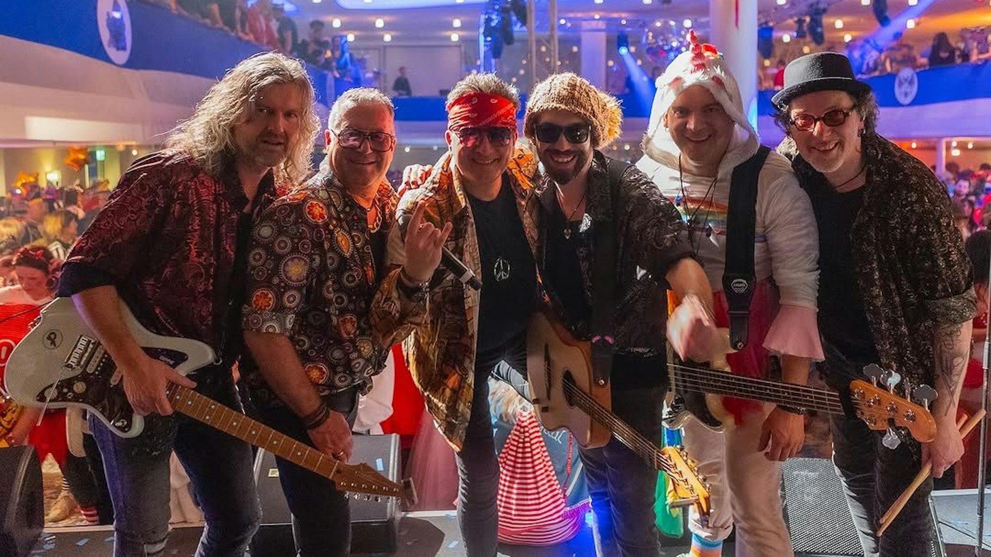 Die Domstürmer in Kostümen auf der Bühne.