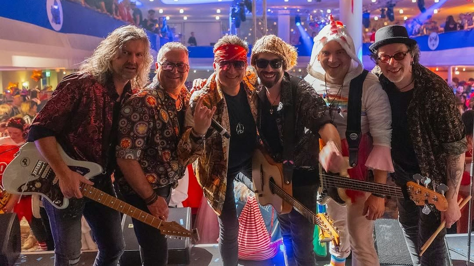 Die Domstürmer in Kostümen auf der Bühne.