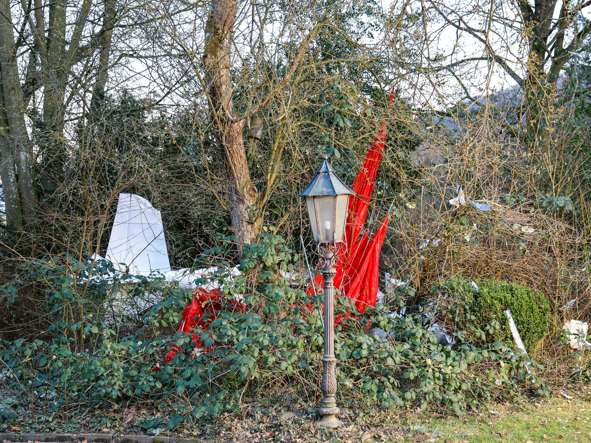 In Plettenberg (NRW) ist am 4. März 2025 ein Kleinflugzeug abgestürzt. Dabei ist der Pilot gestorben.