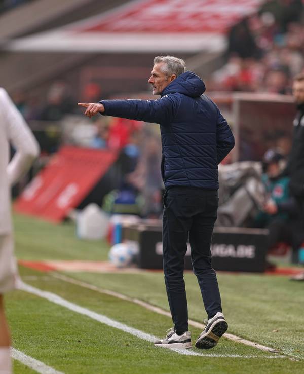 Kees van Wonderen dirigiert beim Spiel des FC Schalke 04 in Köln.