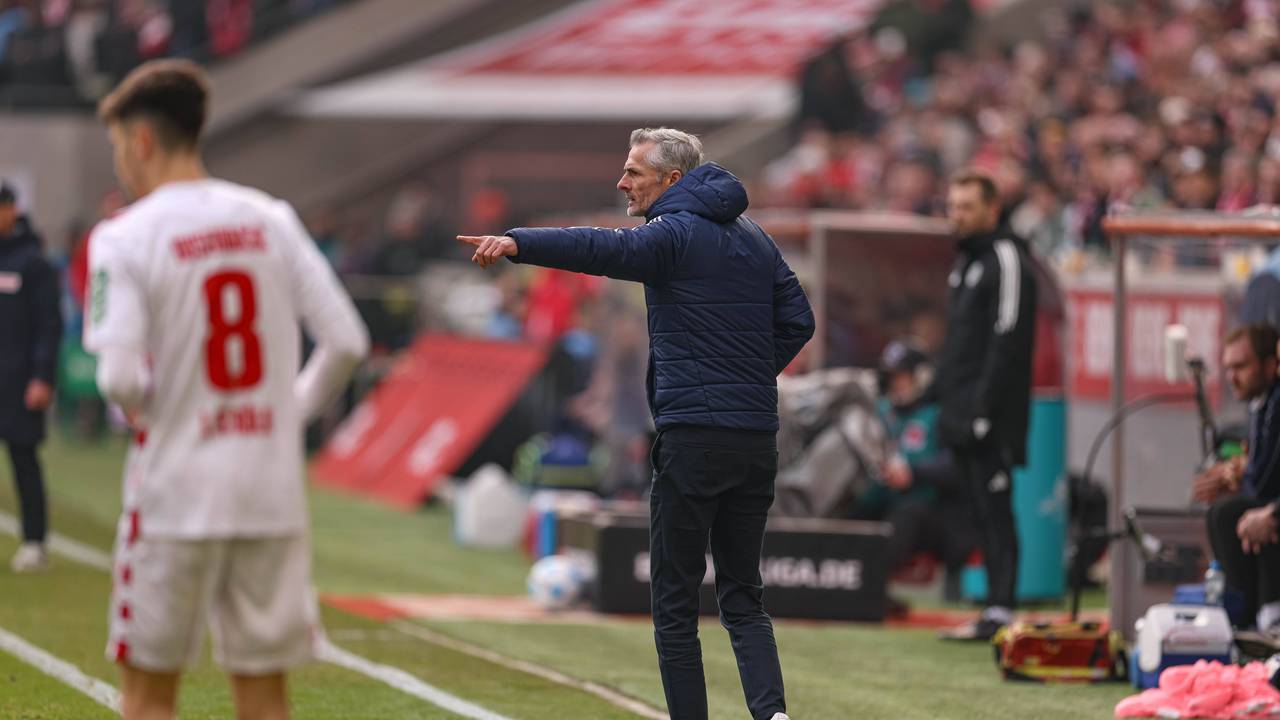 Kees van Wonderen dirigiert beim Spiel des FC Schalke 04 in Köln.