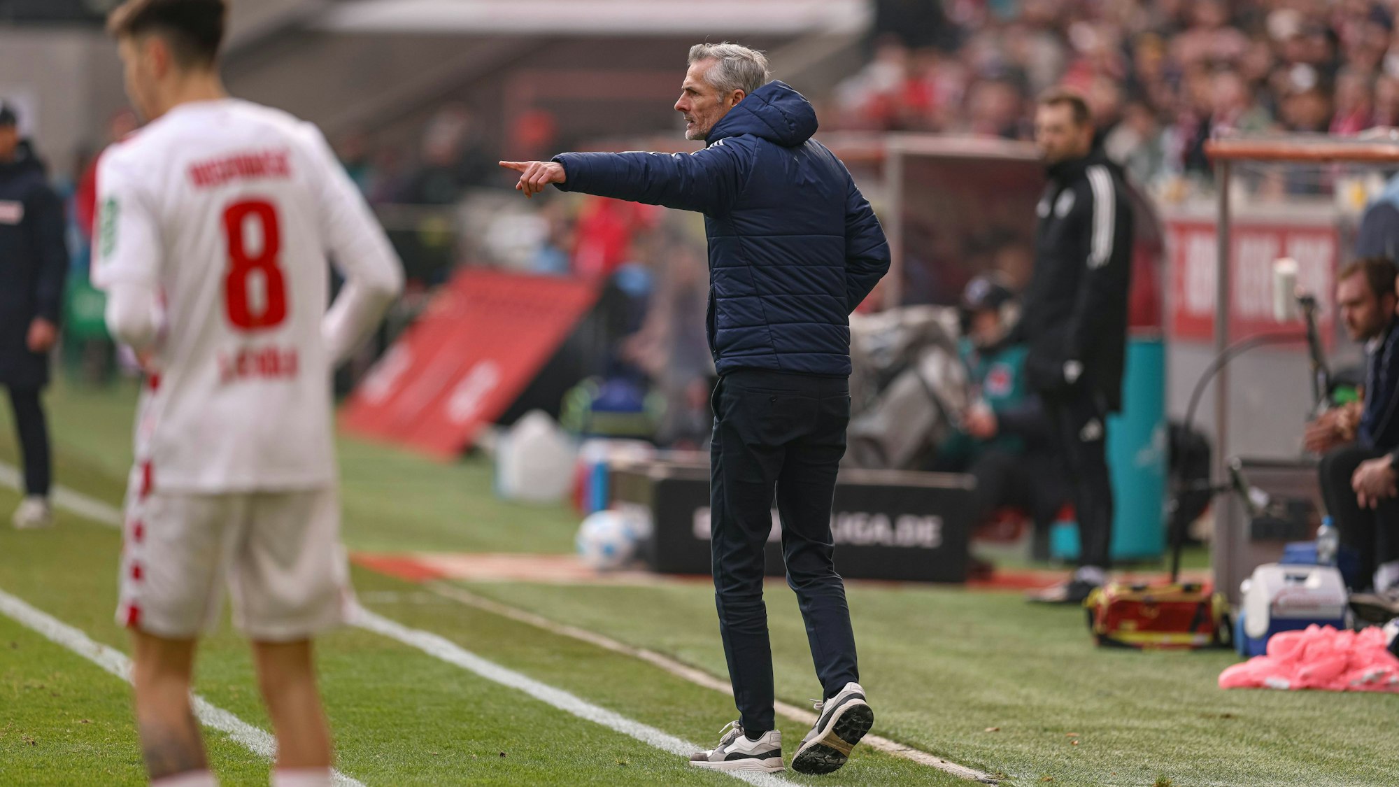 Kees van Wonderen dirigiert beim Spiel des FC Schalke 04 in Köln.