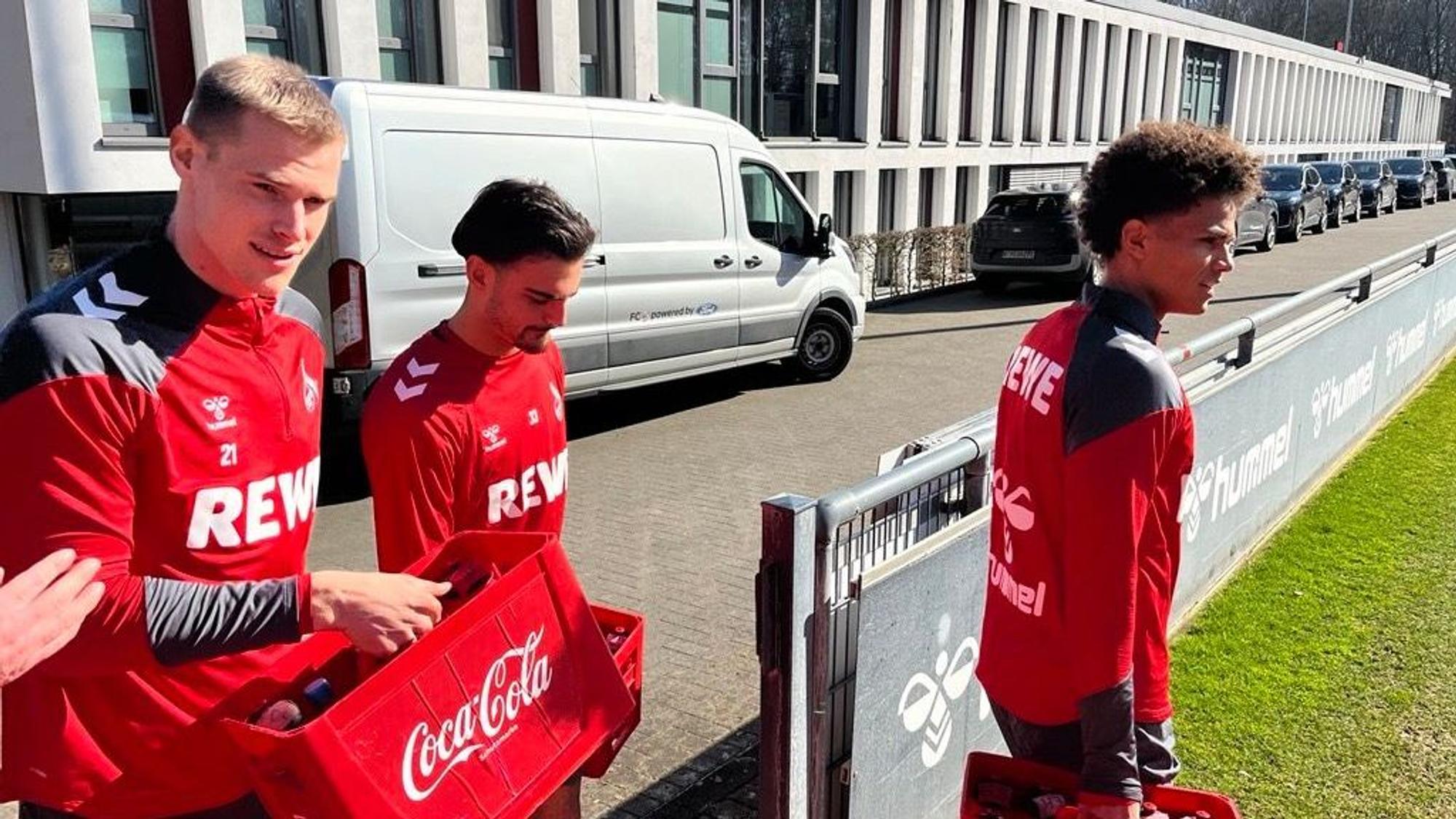 Mikail Özkan (M.) geht vor dem FC-Training auf den Platz.