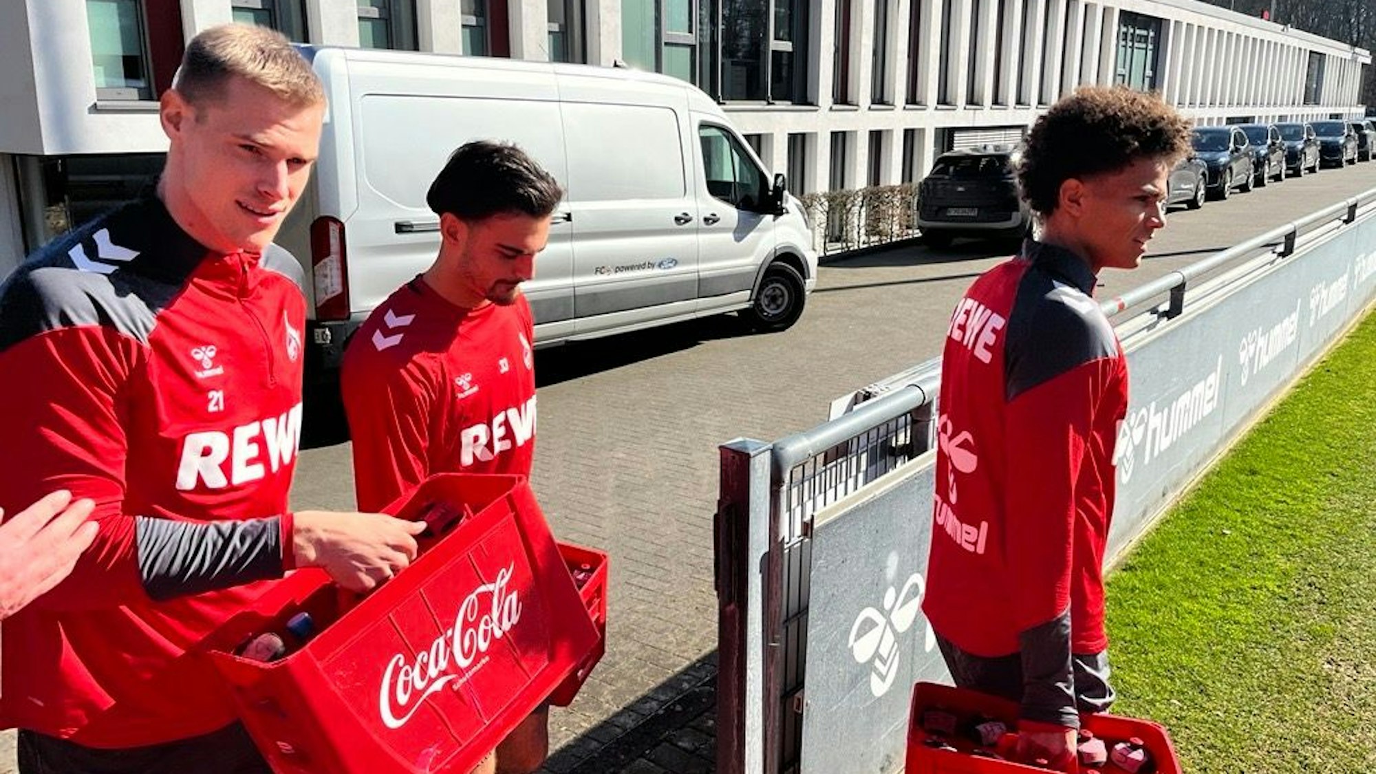 Die FC-Profis kommen auf den Trainingsplatz. Auch dabei: Mikail Özkan.