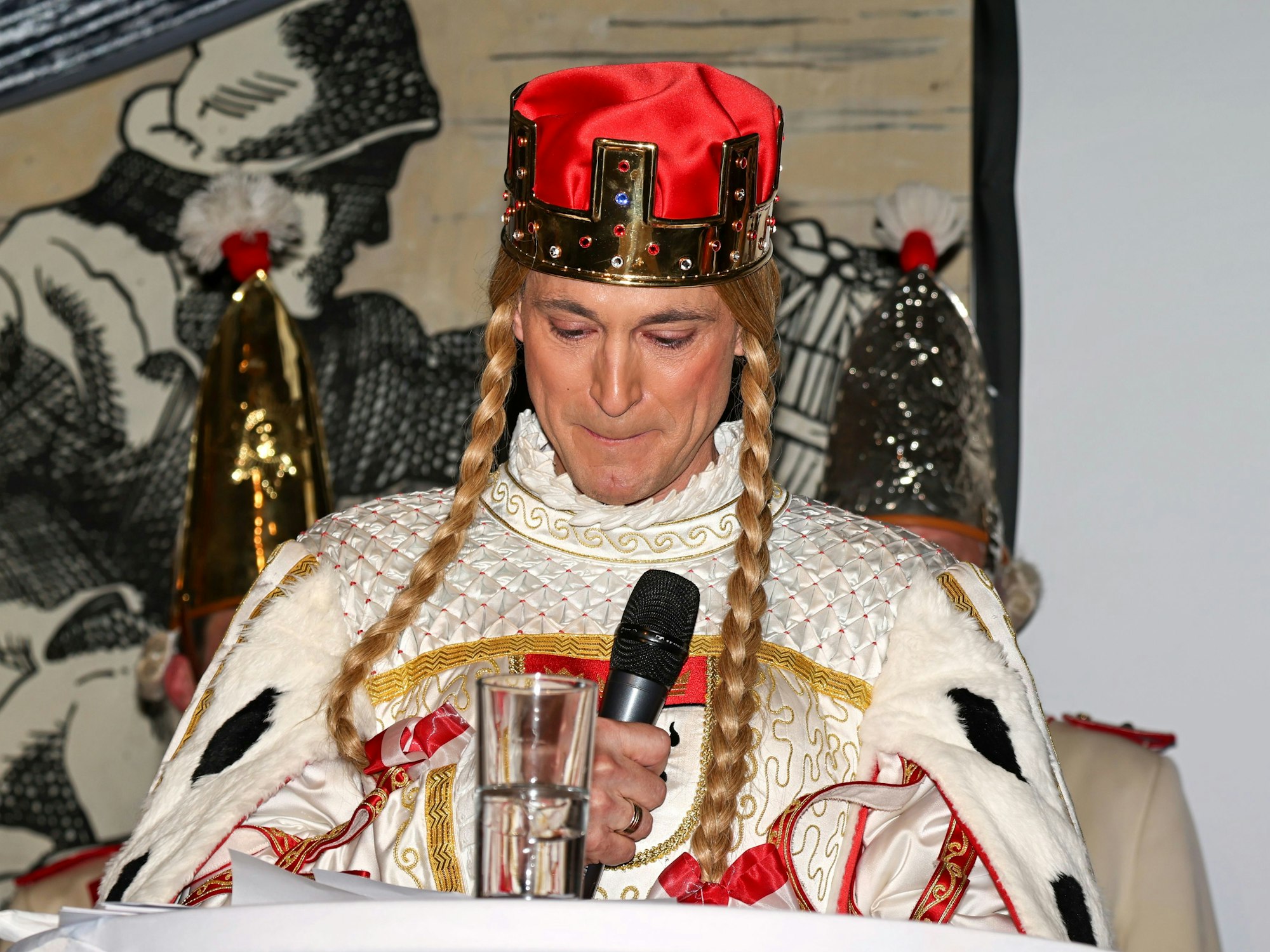 Jungfrau Marlis weint beim Reden auf der Bühne.