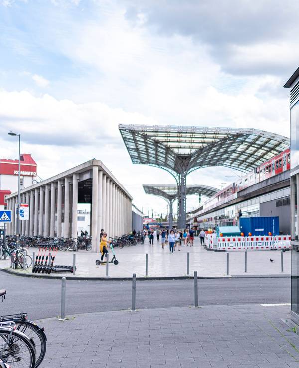 Blick vom Breslauer Platz in Richtung Kölner Hauptbahnhof.