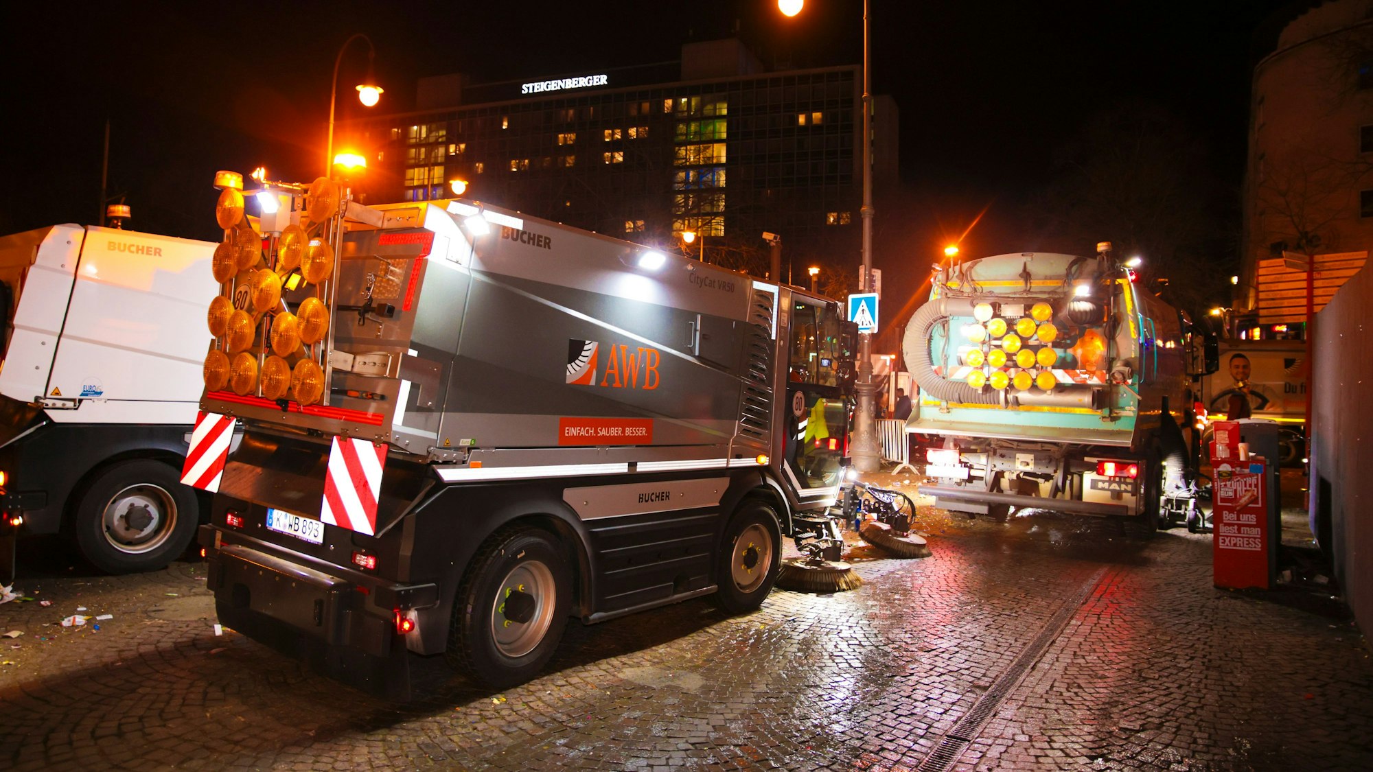 AWB-Mitarbeitende räumen am 3. März 2025 direkt hinter dem letzten Wagen des Rosenmontagszugs auf.