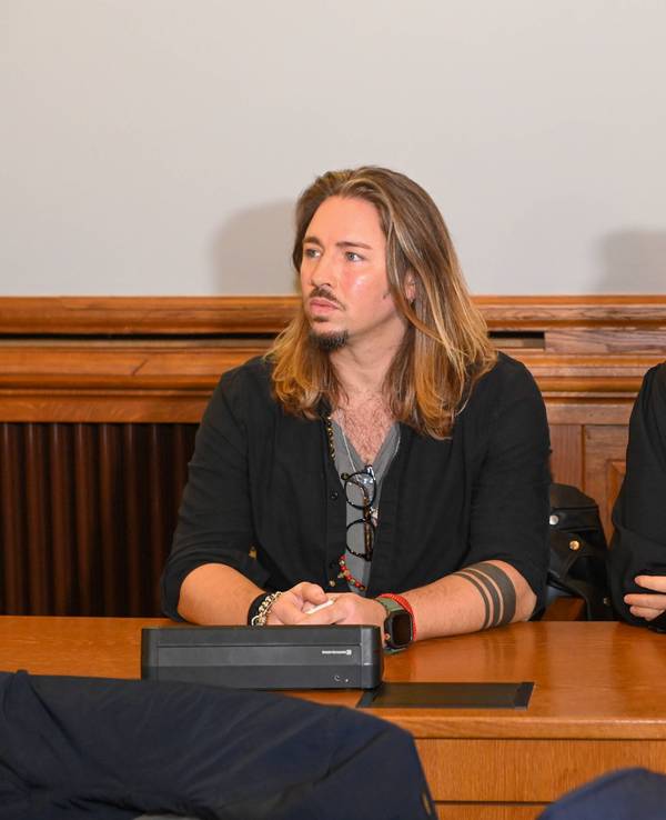 Zu sehen sind Musiker Gil Ofarim mit seinem Rechtsanwalt Dr. Alexander Stevens am 07.November.2023 im Sitzungssaal des Landgerichts Leipzig in Leipzig.