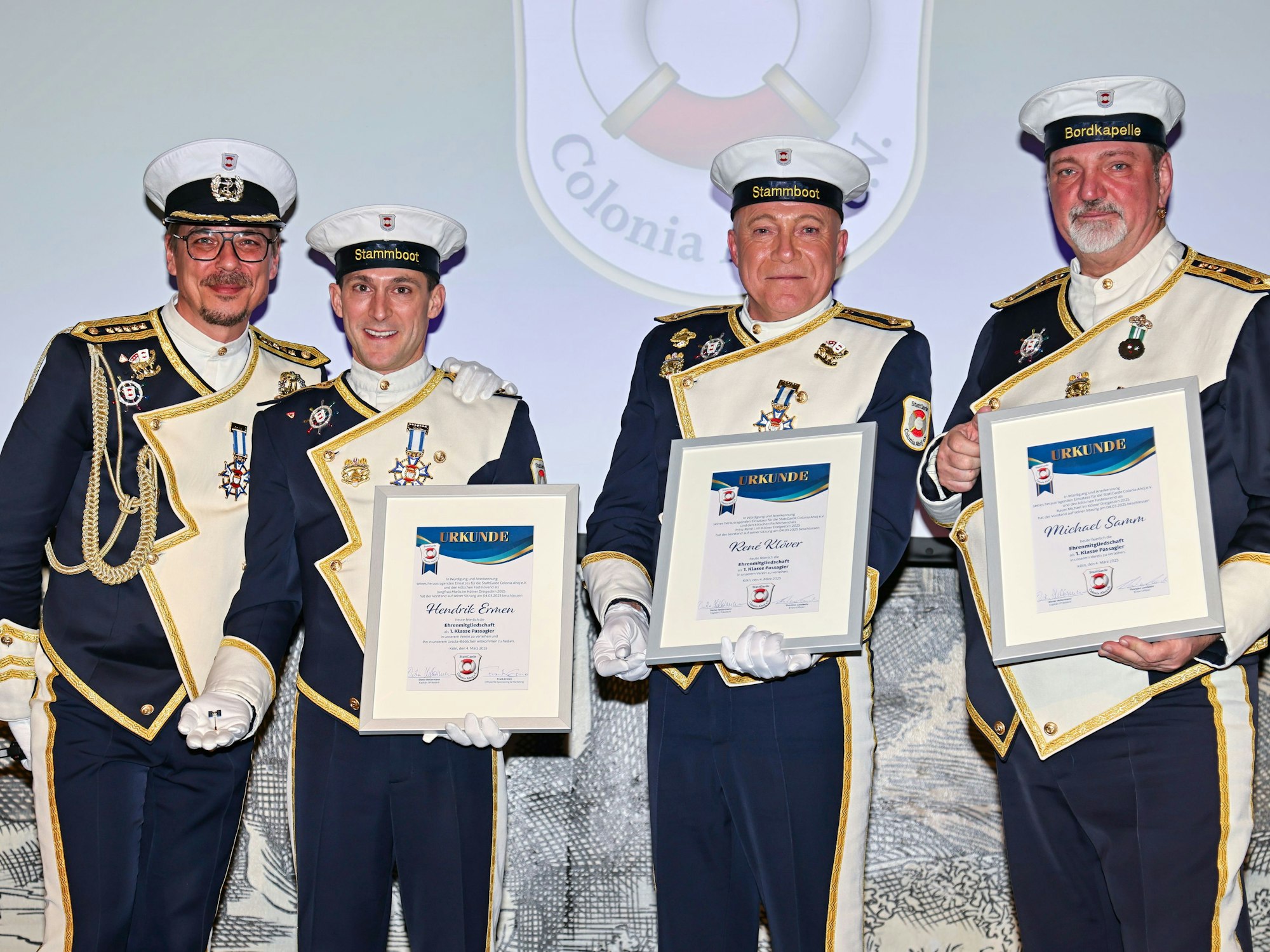 René Klöver, Michael Samm und Hendrik Ermen in StattGarde-Uniform.
