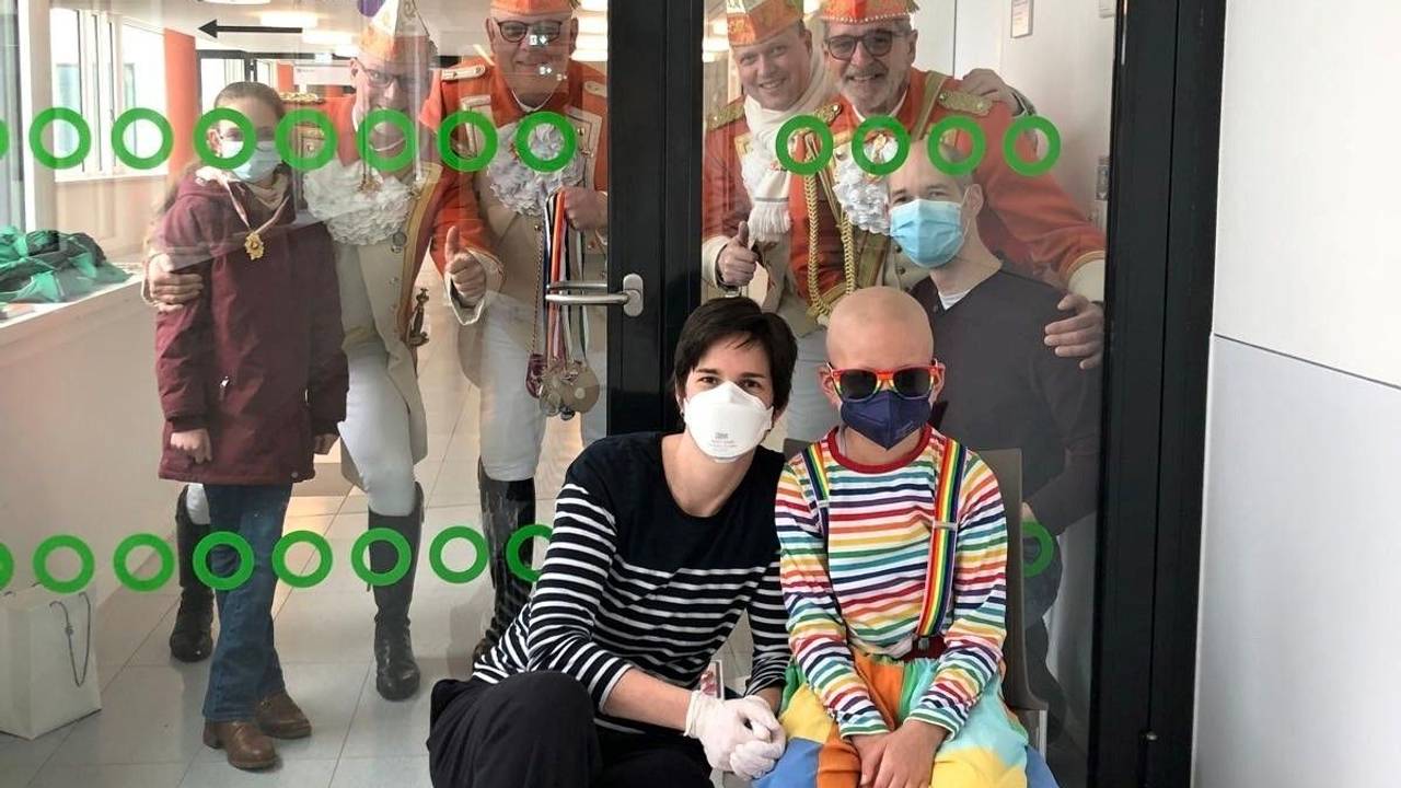 Nippeser Bürgerwehr besucht den kranken Leo in der Klinik.
