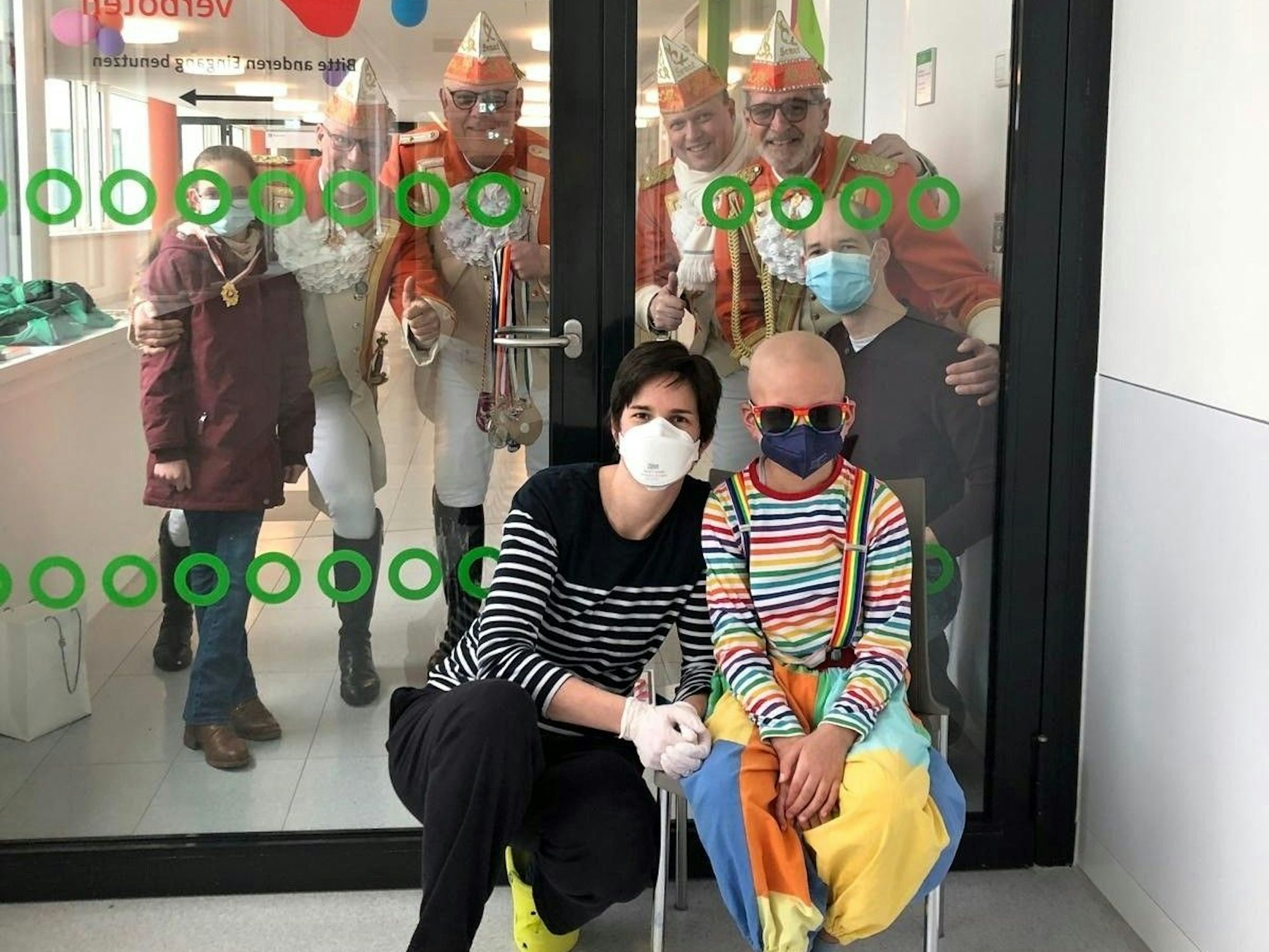 Nippeser Bürgerwehr besucht den kranken Leo in der Klinik.