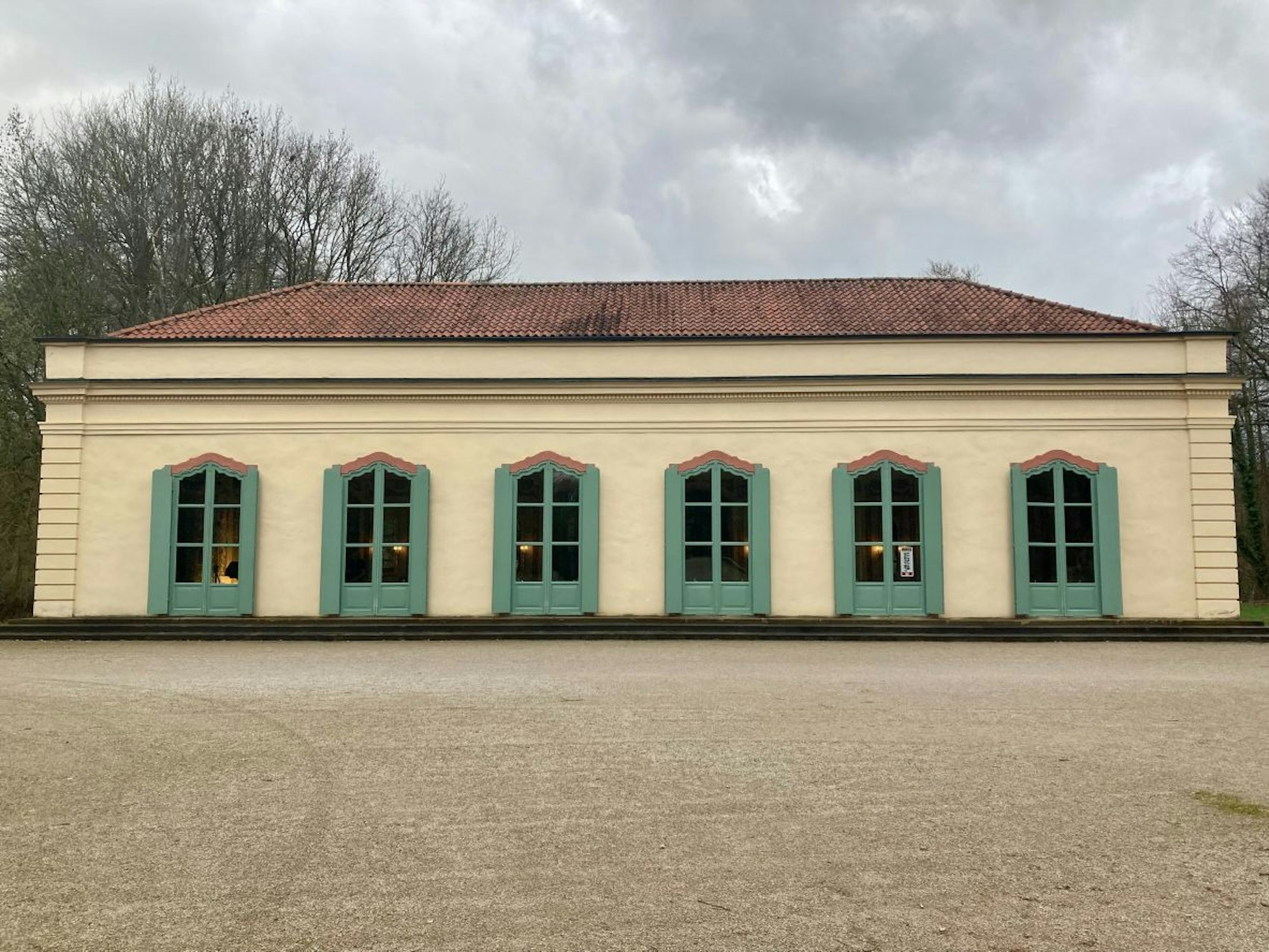 Außenaufnahme. Die Deutsche Stiftung Denkmalschutz stellte für das Bagno Mittel für umfangreiche Sanierungs-, Reinigungs- und Anstricharbeiten an der Fassade und den umlaufenden Natursteinstufen zur Verfügung. Erbaut wurde der Steinfurter Musiktempel 1774, also vor 250 Jahren. Das imposante Denkmal gilt als erster und ältester freistehender Konzertsaal in Europa.