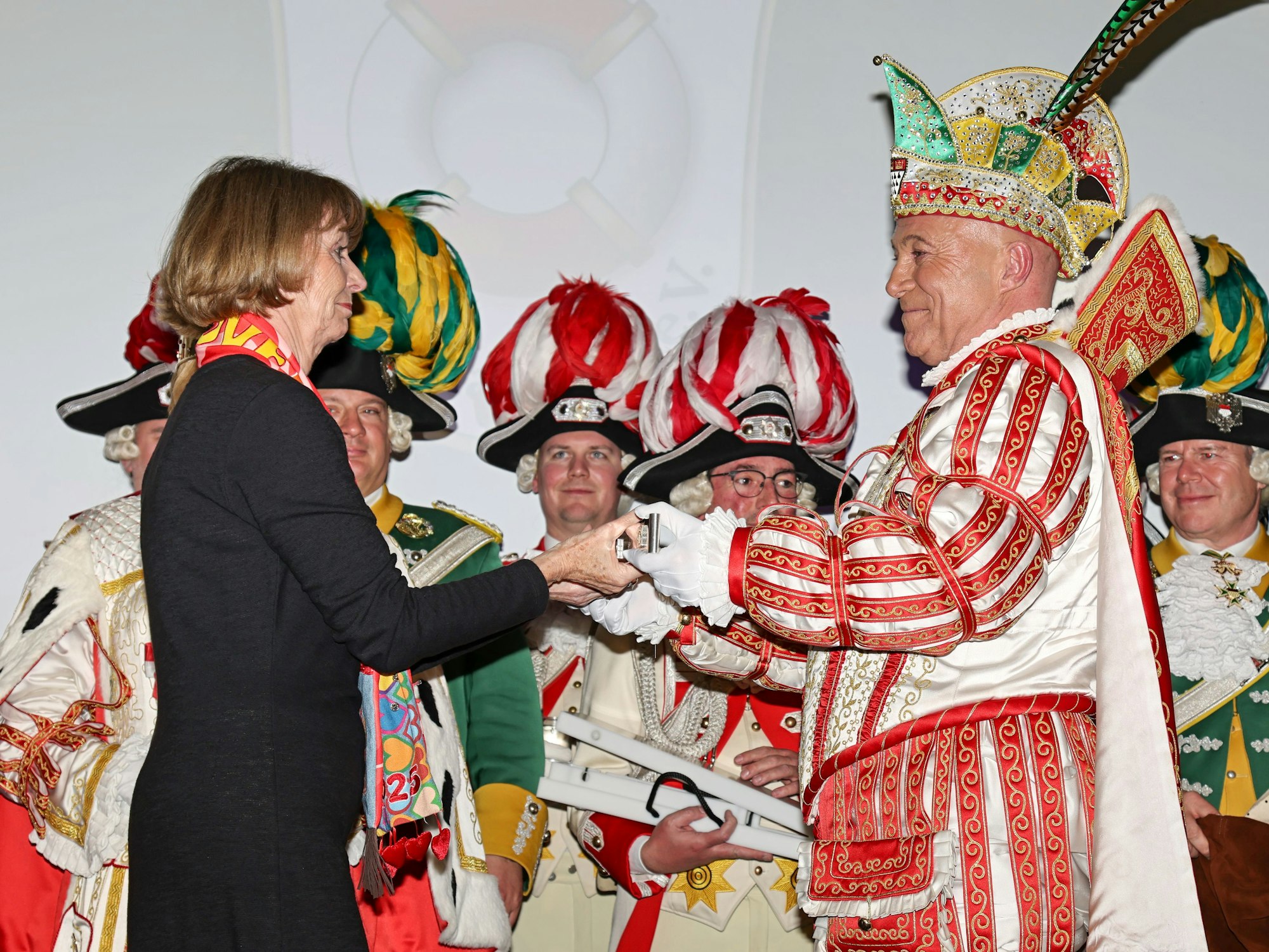 Henriette Reker bekommt die Pritsche von Prinz René.