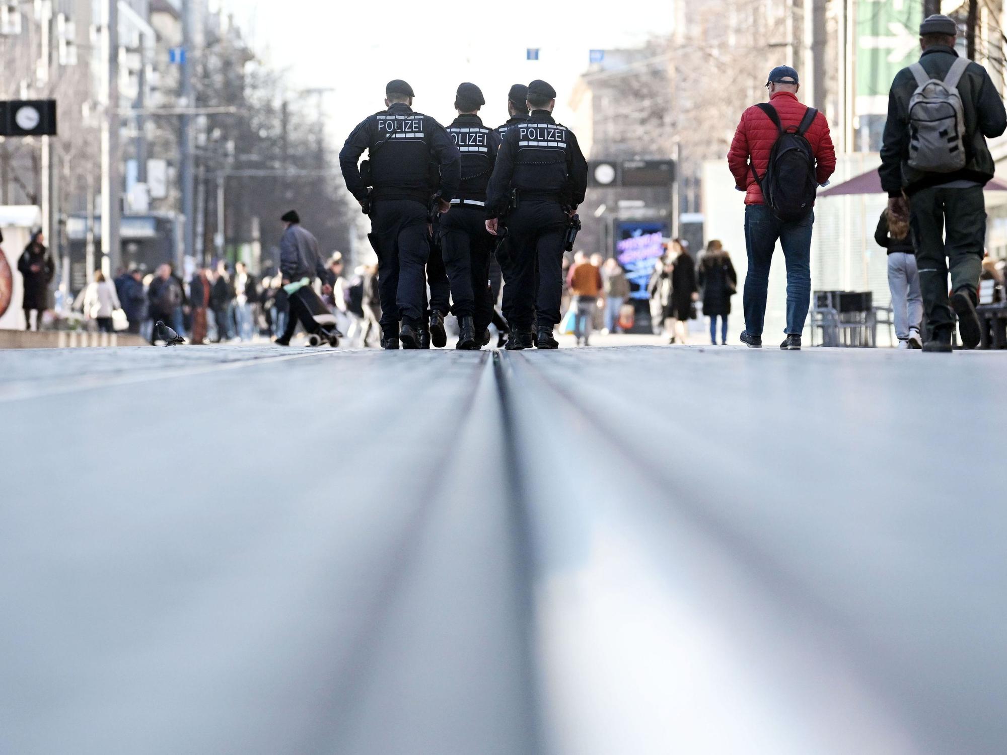 Polizisten gehen am 4. März die Fußgängerzone entlang. Am Vortag war dort ein Auto in eine Menschenmenge gefahren. Zwei Menschen starben, weitere wurden verletzt.