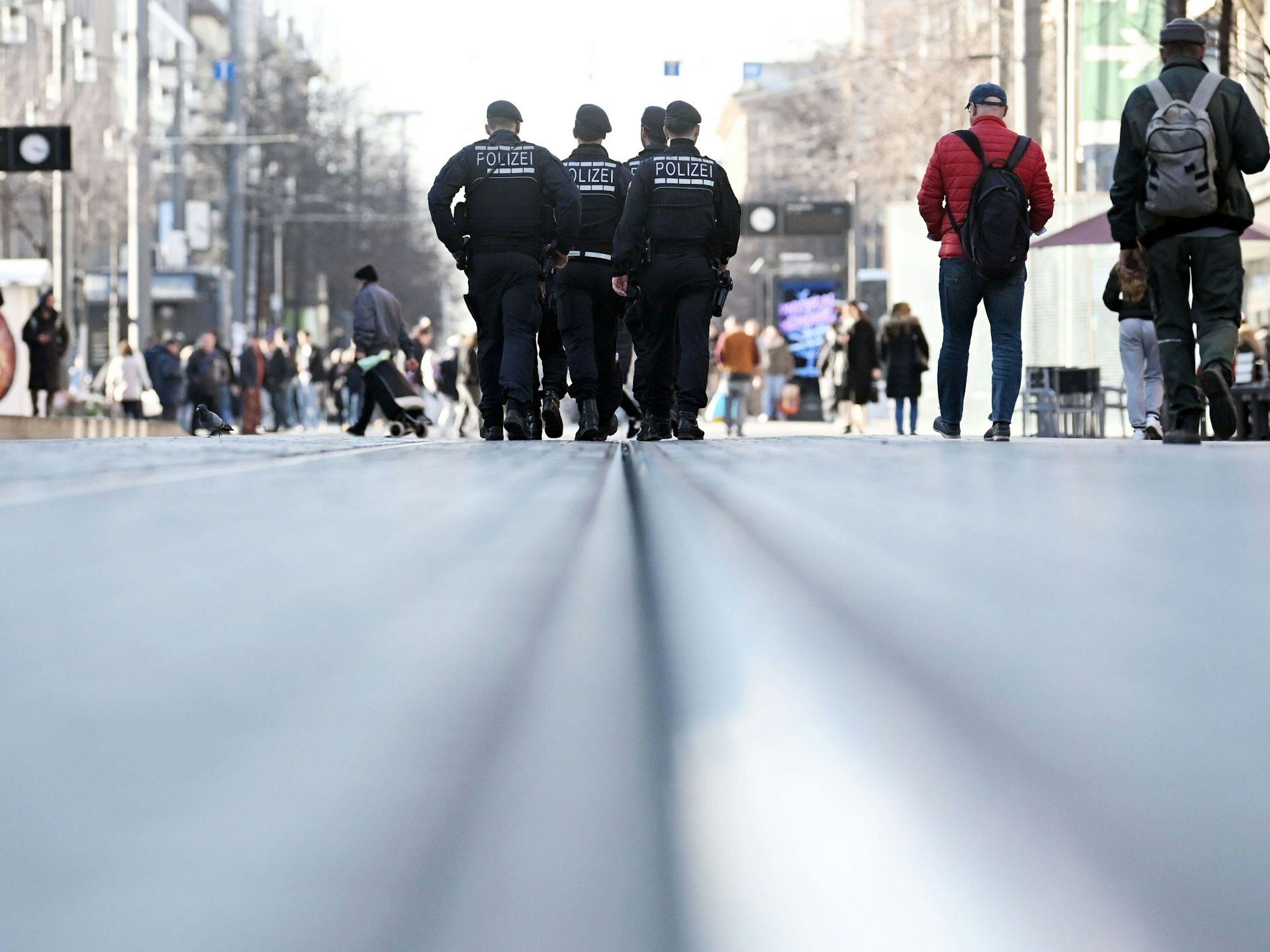 Polizisten gehen am 4. März die Fußgängerzone entlang. Am Vortag war dort ein Auto in eine Menschenmenge gefahren. Zwei Menschen starben, weitere wurden verletzt.
