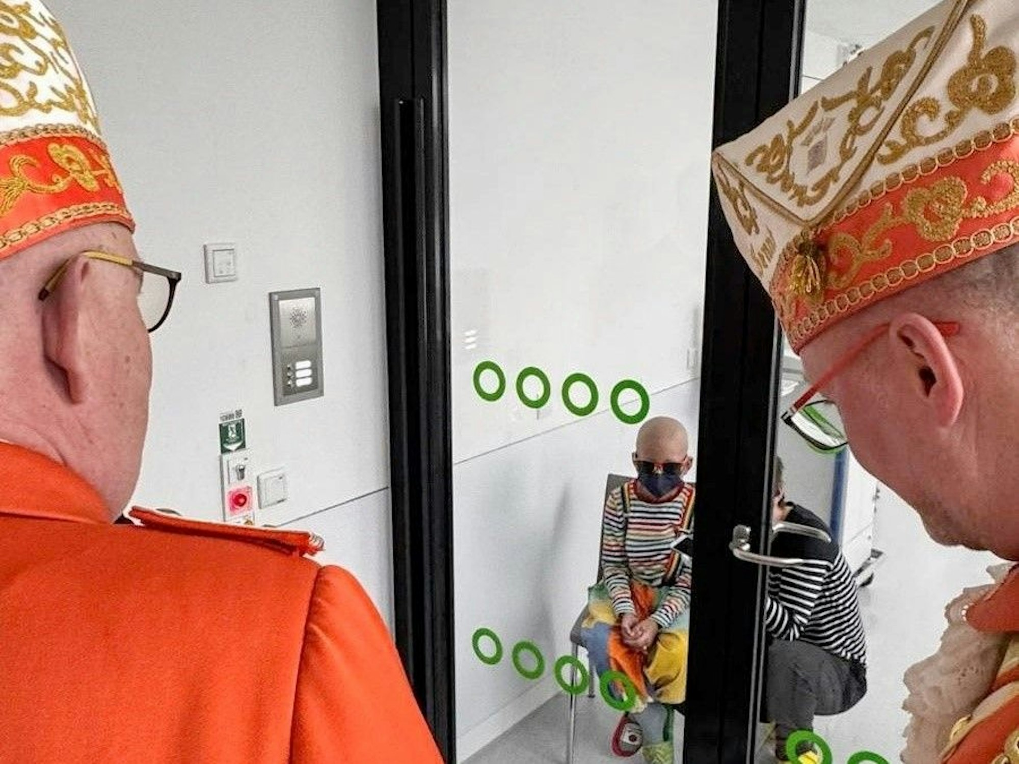 Nippeser Bürgerwehr zu Besuch bei Leo in der Klinik.