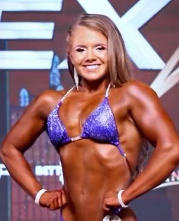 Bodybuilderin Jodi Vance posiert bei einem Auftritt.
