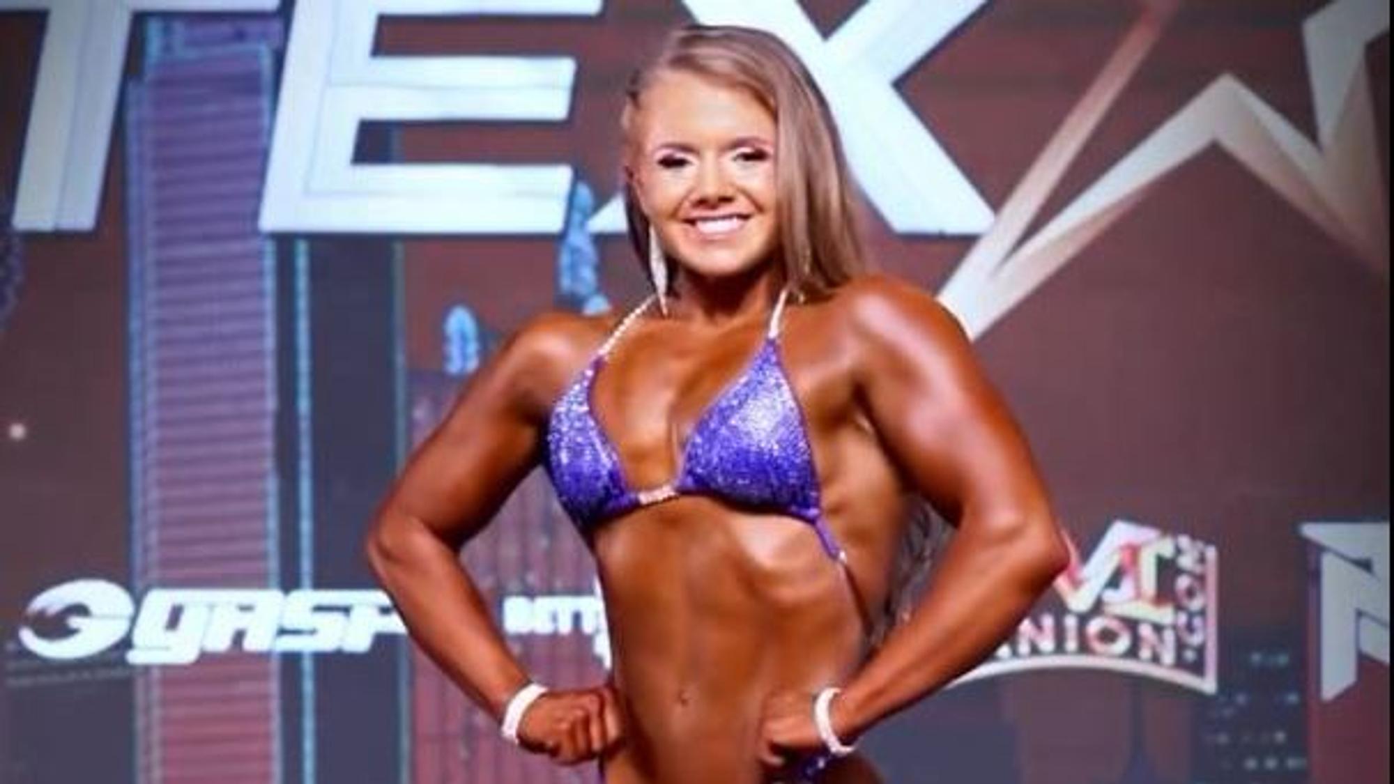 Bodybuilderin Jodi Vance posiert bei einem Auftritt.