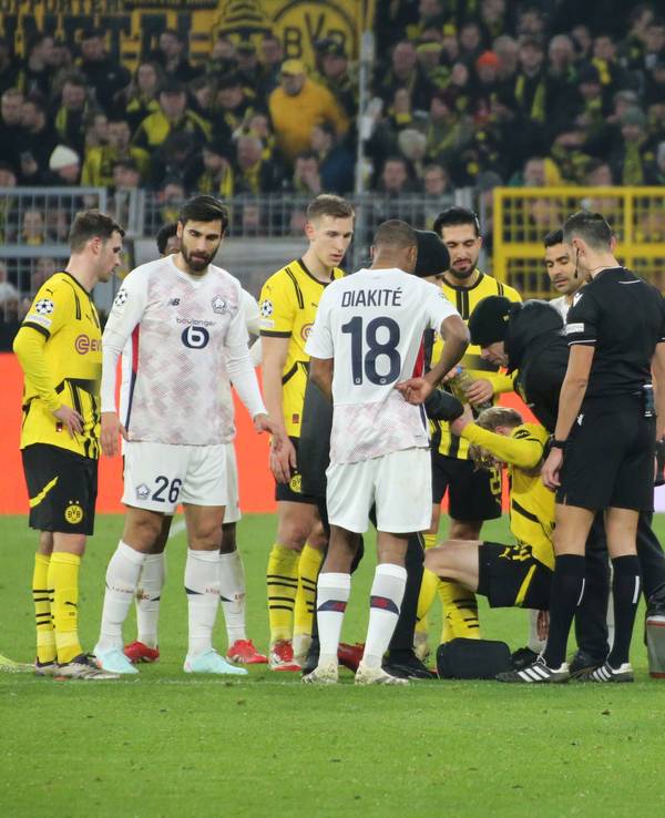 BVB-Linksverteidiger Daniel Svensson steht nach seiner Verletzung im Spiel gegen Lille in der Champions League mühevoll auf.
