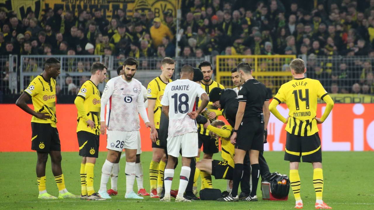 BVB-Linksverteidiger Daniel Svensson steht nach seiner Verletzung im Spiel gegen Lille in der Champions League mühevoll auf.