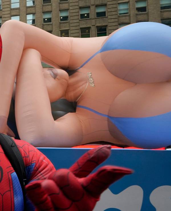 Zu sehen ist ein Spiderman-Maskottchen welches am 04.03.2025 am Times Square in New York vor einer 20 Meter großen Kim Kardashian Ballon-Puppe posiert.