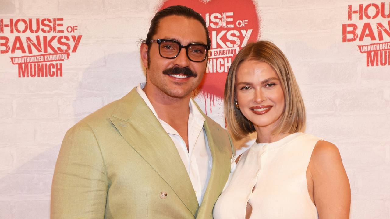 Zu sehen sind Fabio Knez und Darya Strelnikova am 13.06.2024 bei Galeria Kaufhof Stachus zur „House of Banksy“ Ausstellungs-Eröffnung in München.