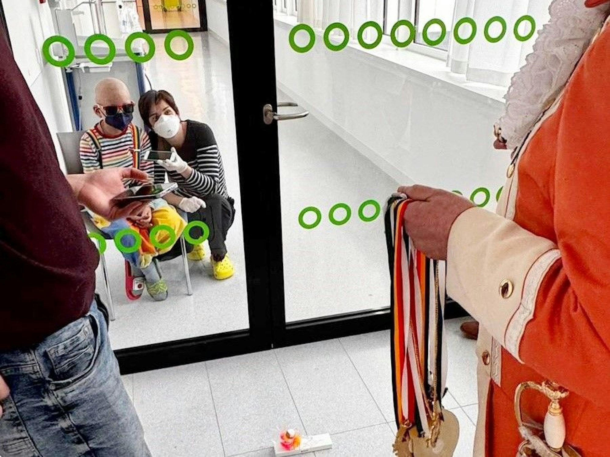 Nippeser Bürgerwehr zu Besuch bei Leo in der Klinik.