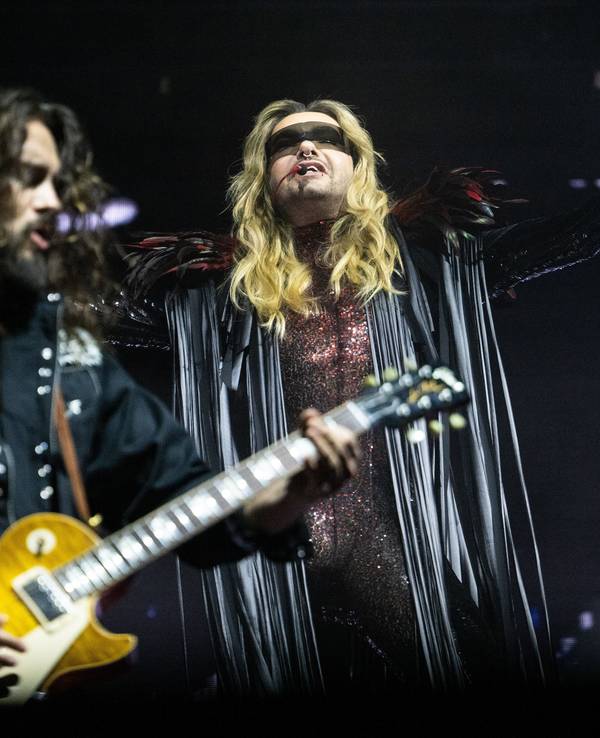 Tom (l) und Bill Kaulitz stehen beim Tourauftakt der Band Tokio Hotel in der MHP Arena auf der Bühne.