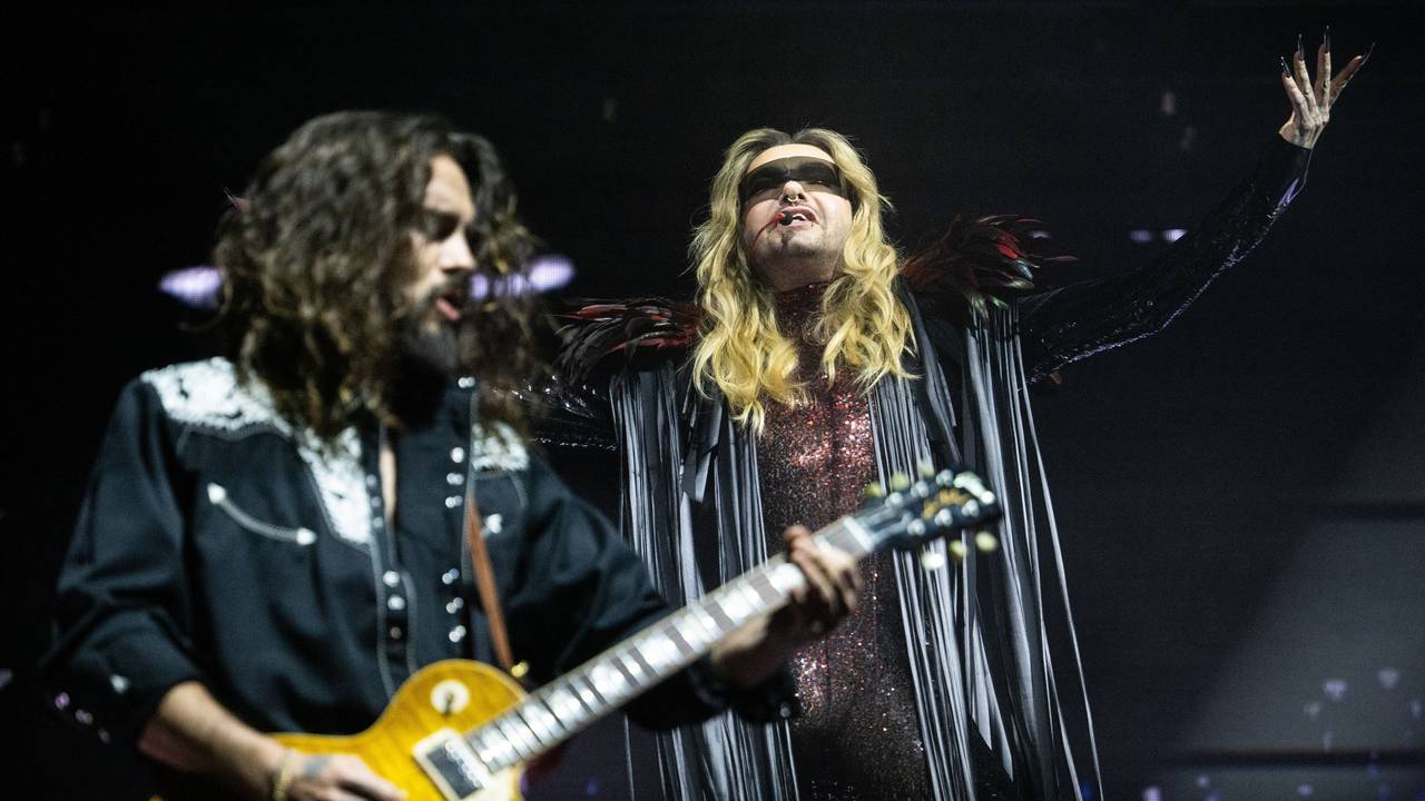 Tom (l) und Bill Kaulitz stehen beim Tourauftakt der Band Tokio Hotel in der MHP Arena auf der Bühne.