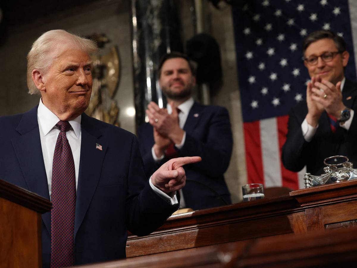 Donald Trump während seiner Rede im Kapitol am 4. März, hinter ihm stehen Vize JD Vance (links) und Mike Johnson, Sprecher des Repräsentantenhauses.