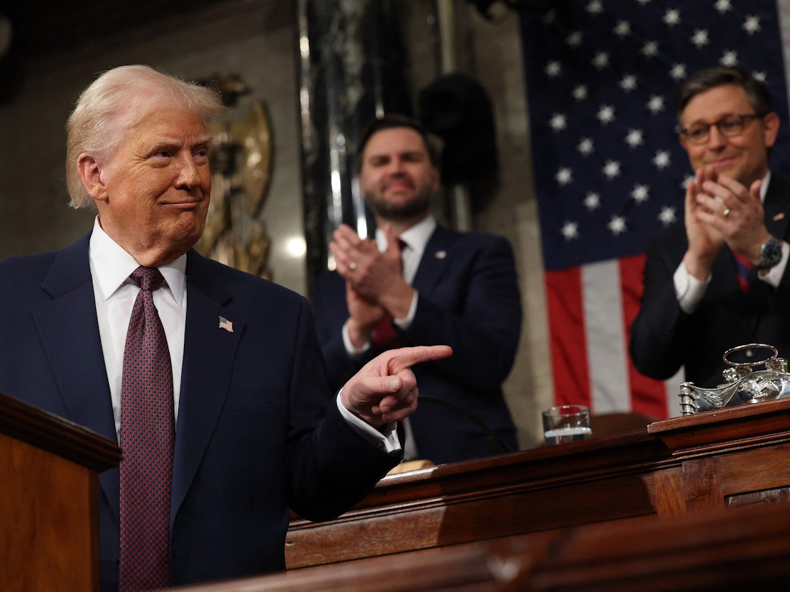 Donald Trump während seiner Rede im Kapitol am 4. März, hinter ihm stehen Vize JD Vance (links) und Mike Johnson, Sprecher des Repräsentantenhauses.