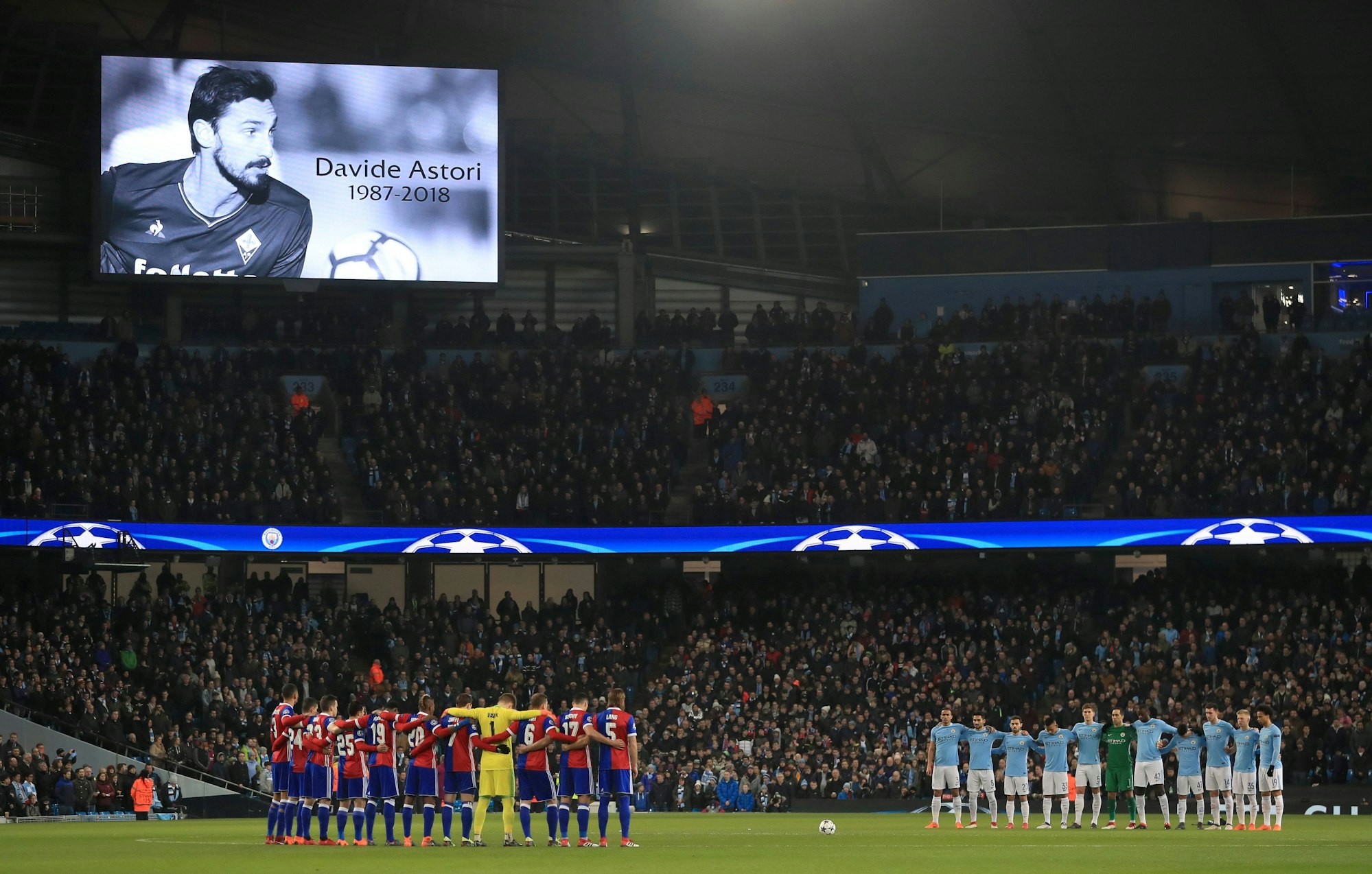 Schweigeminute für Davide Astoro beim Spiel Manchester City gegen FC Basel.
