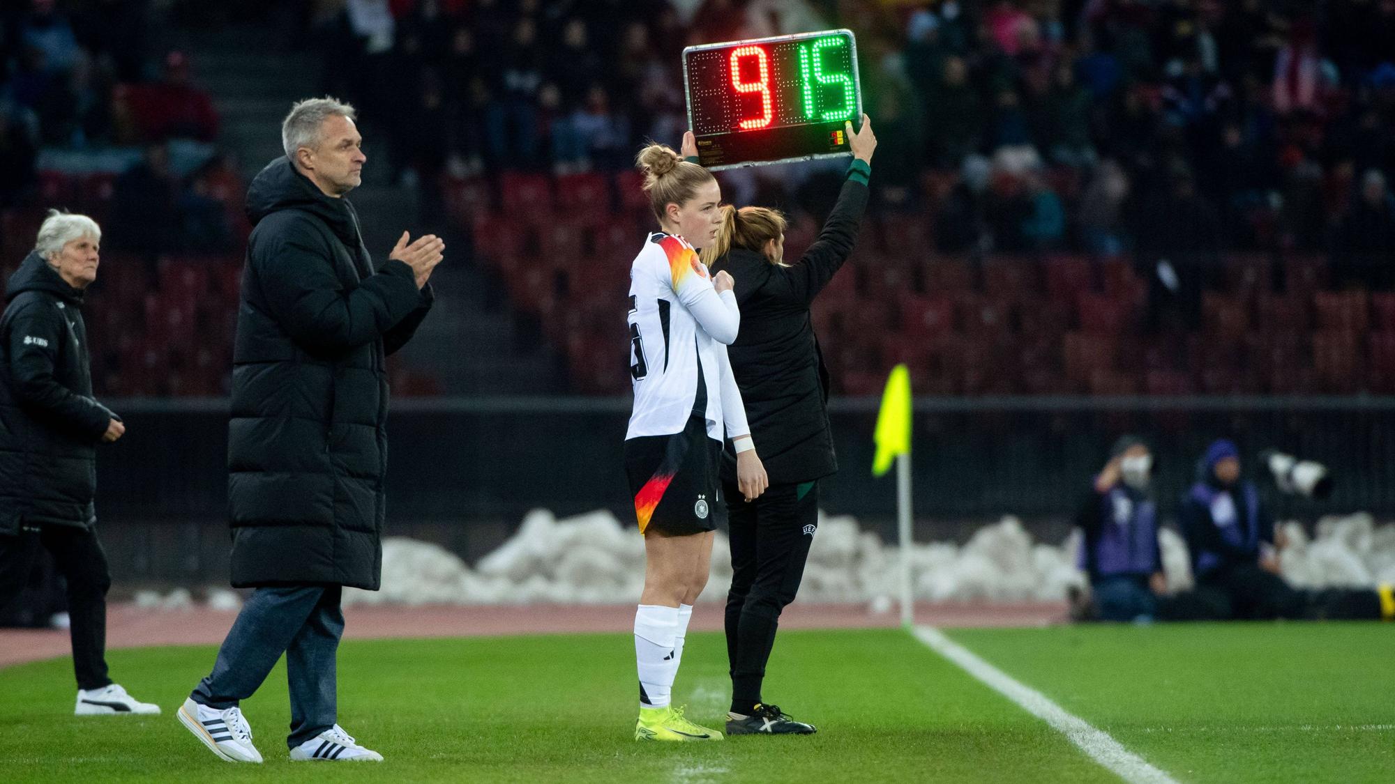 Alara Sehitler wird bei ihrem Debüt für das deutsche Nationalteam am 29. November 2024 gegen die Schweiz eingewechselt.