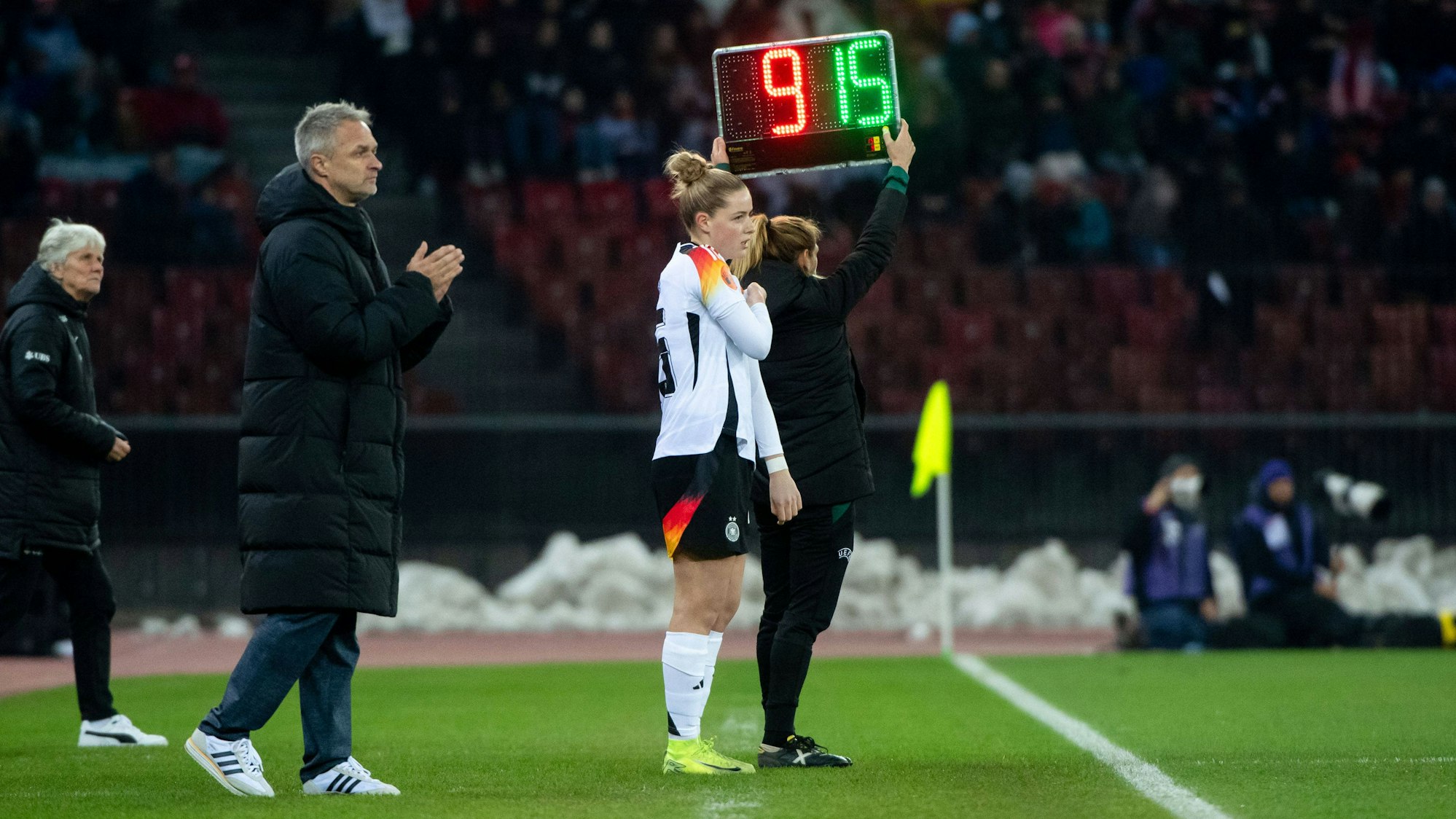 Alara Sehitler wird bei ihrem Debüt für das deutsche Nationalteam am 29. November 2024 gegen die Schweiz eingewechselt.