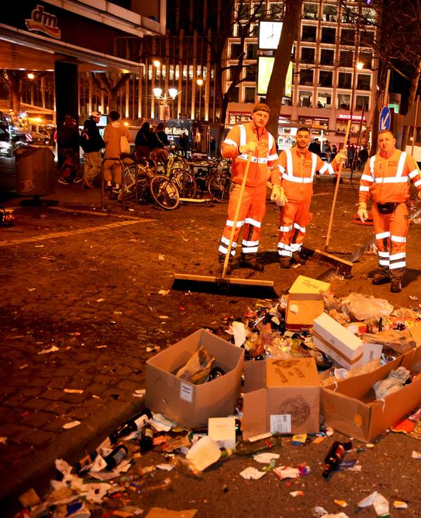 AWB-Mitarbeitende räumen direkt hinter dem letzten Wagen des Rosenmontagszugs auf.