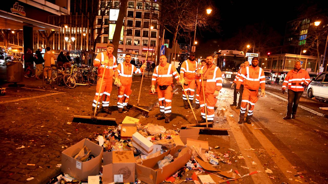 AWB-Mitarbeitende räumen direkt hinter dem letzten Wagen des Rosenmontagszugs auf.