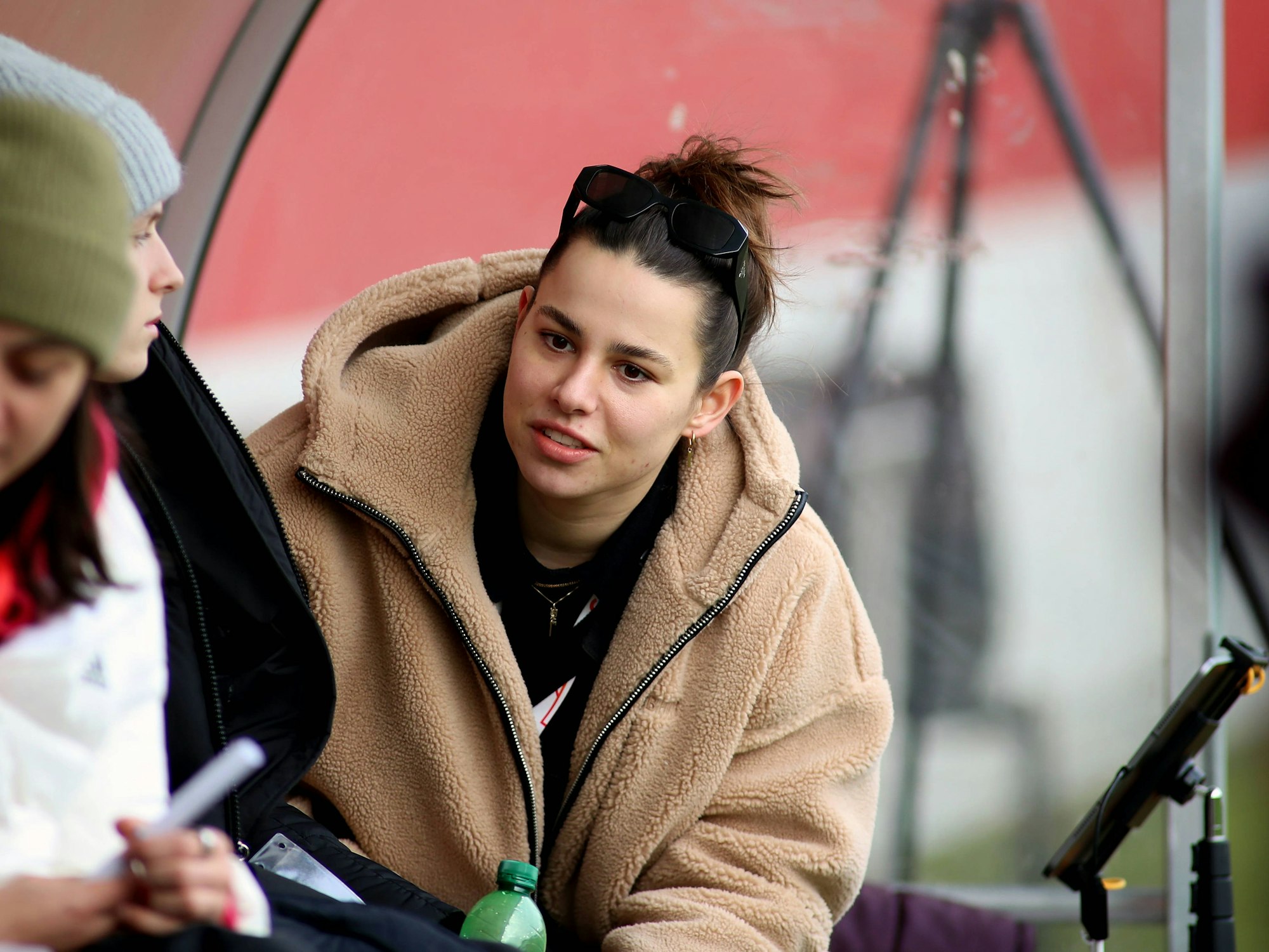 Lena Oberdorf auf der Bank.