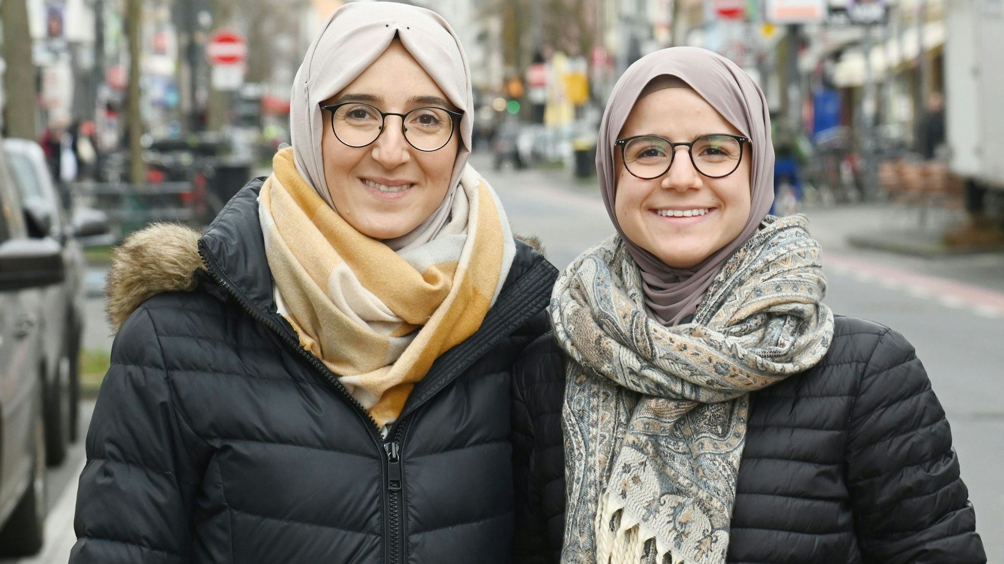 Zwei der fünf Schwestern, die die Ramadan-Beleuchtung auf der Venloer Straße organisiert haben: Hacer (li.) und Saliha.