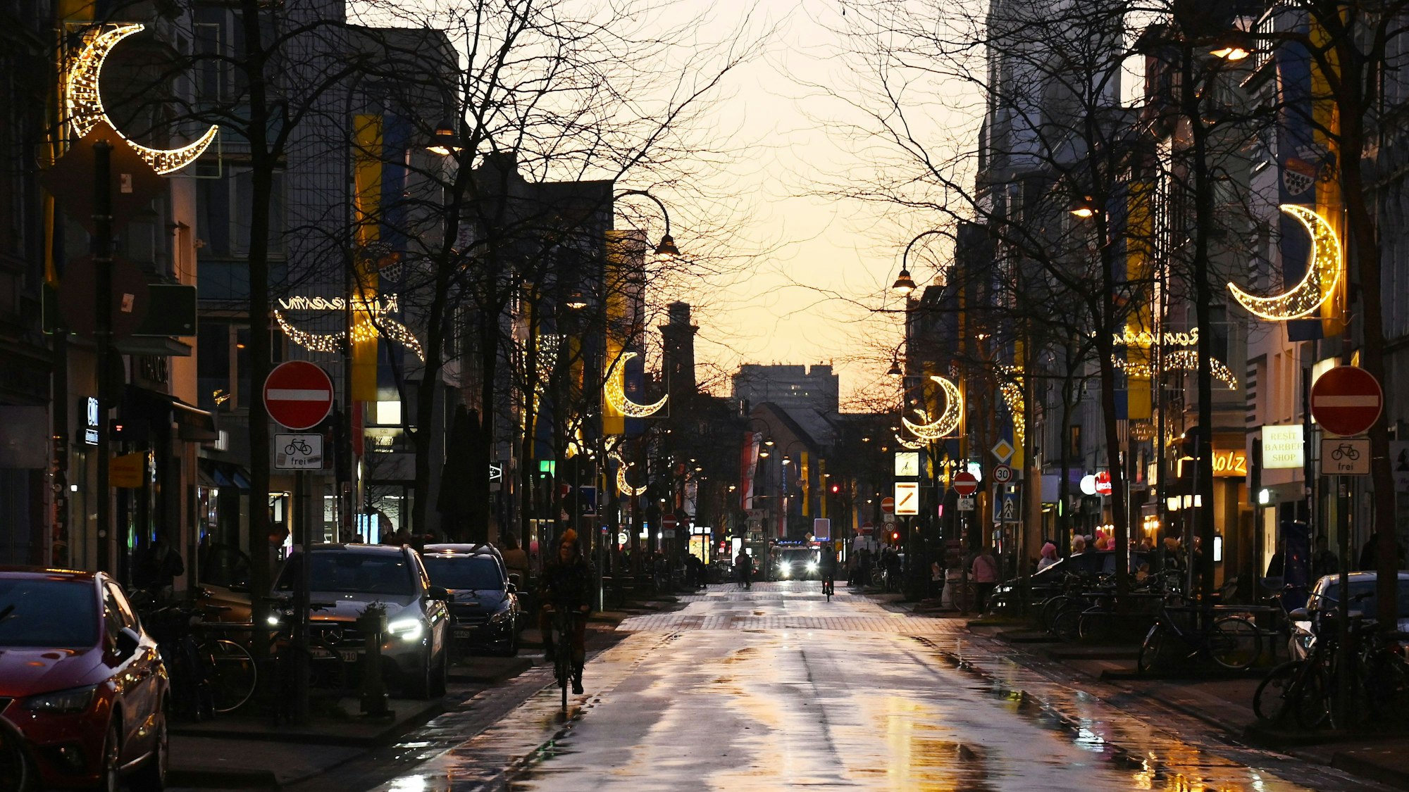 Die Ramadan-Beleuchtung leuchtet am 4. März 2025 auf der Venloer Straße