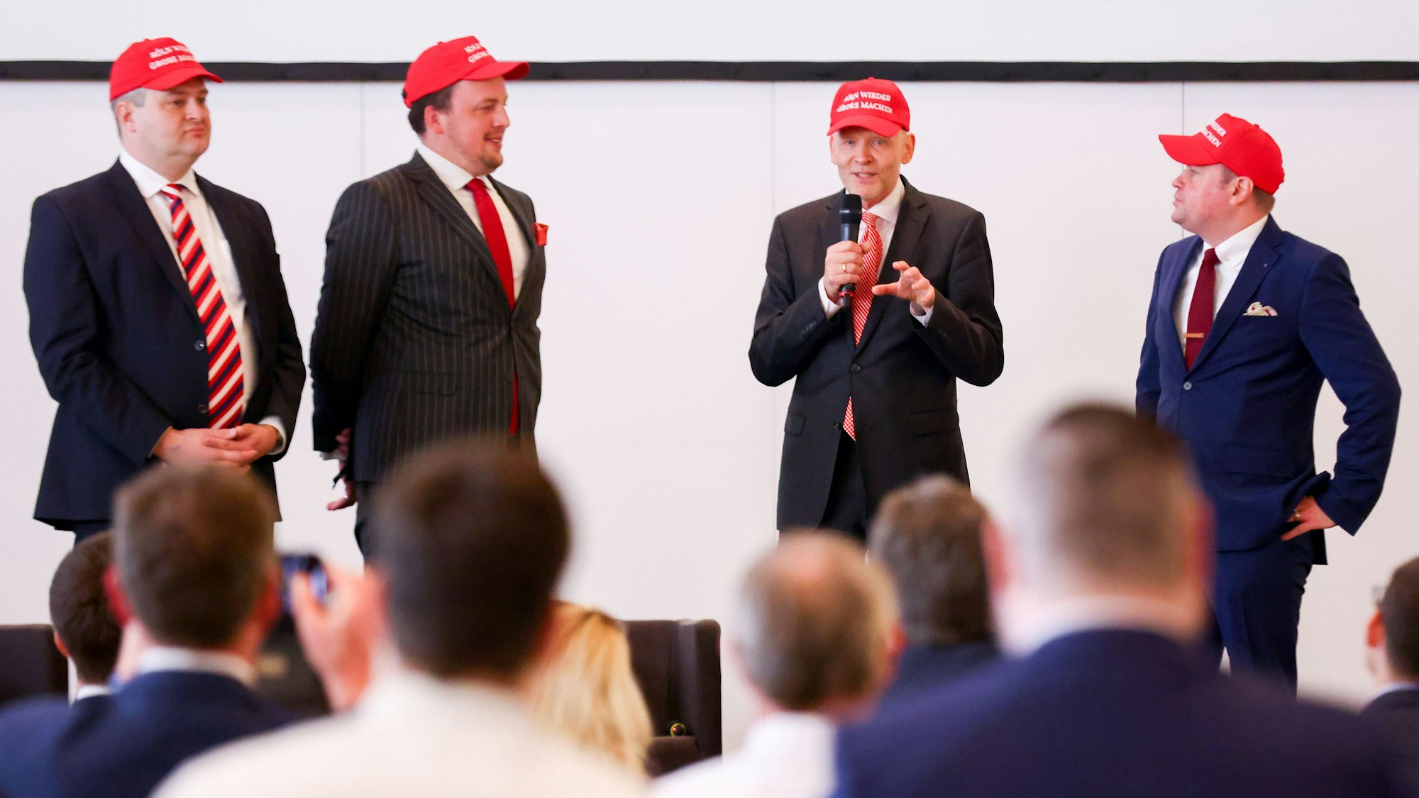 Die „Metropolenkonferenz“ der AfD am 5. März 2025 im Gürzenich in Köln: der Kölner Fraktionschef Stephan Boyens (2.v.r.) und weitere Parteimitglieder tragen dabei rote Kappen.