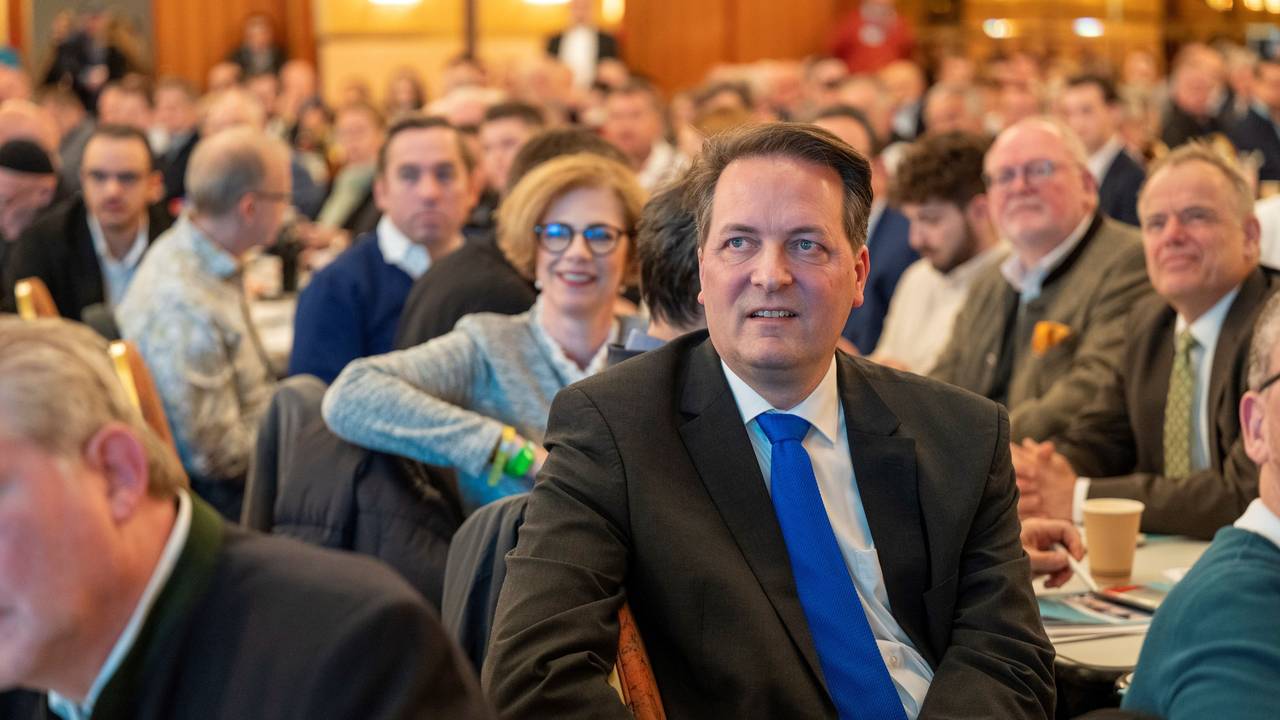 Karl Alexander Mandl sitzt bei einem Vortrag im Publikum und hört zu.