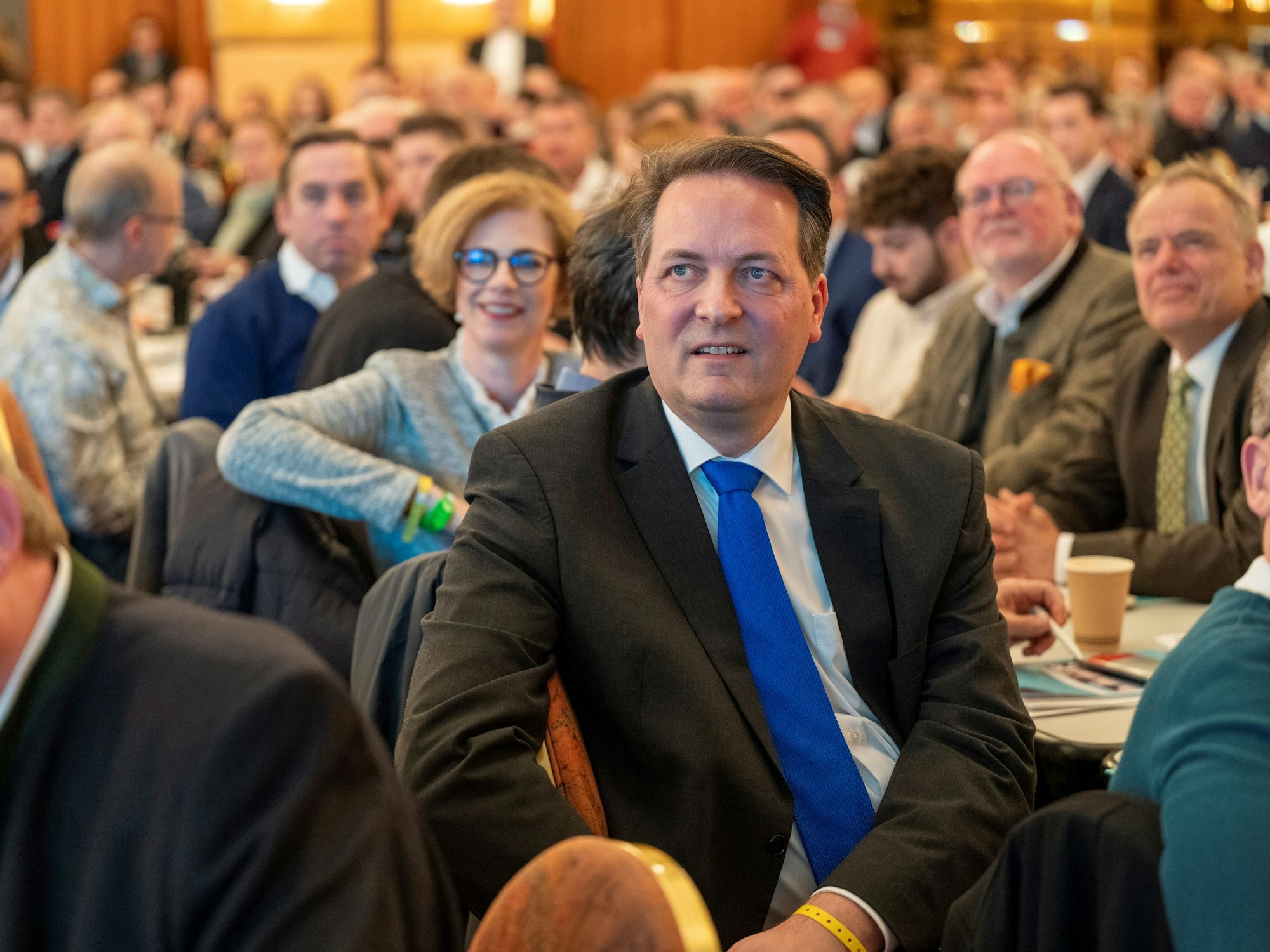 Karl Alexander Mandl sitzt bei einem Vortrag im Publikum und hört zu.